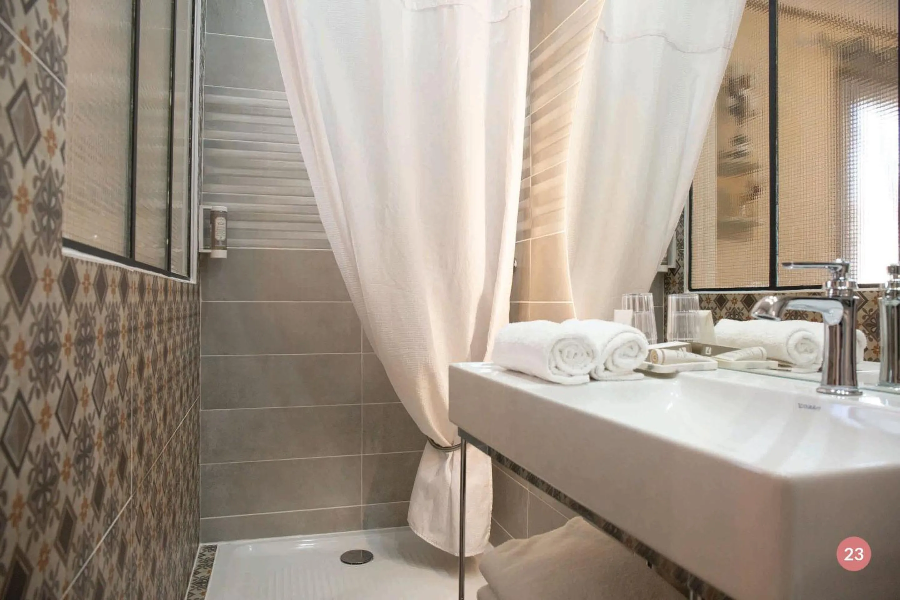 Bathroom in Hôtel La Casa Pairal