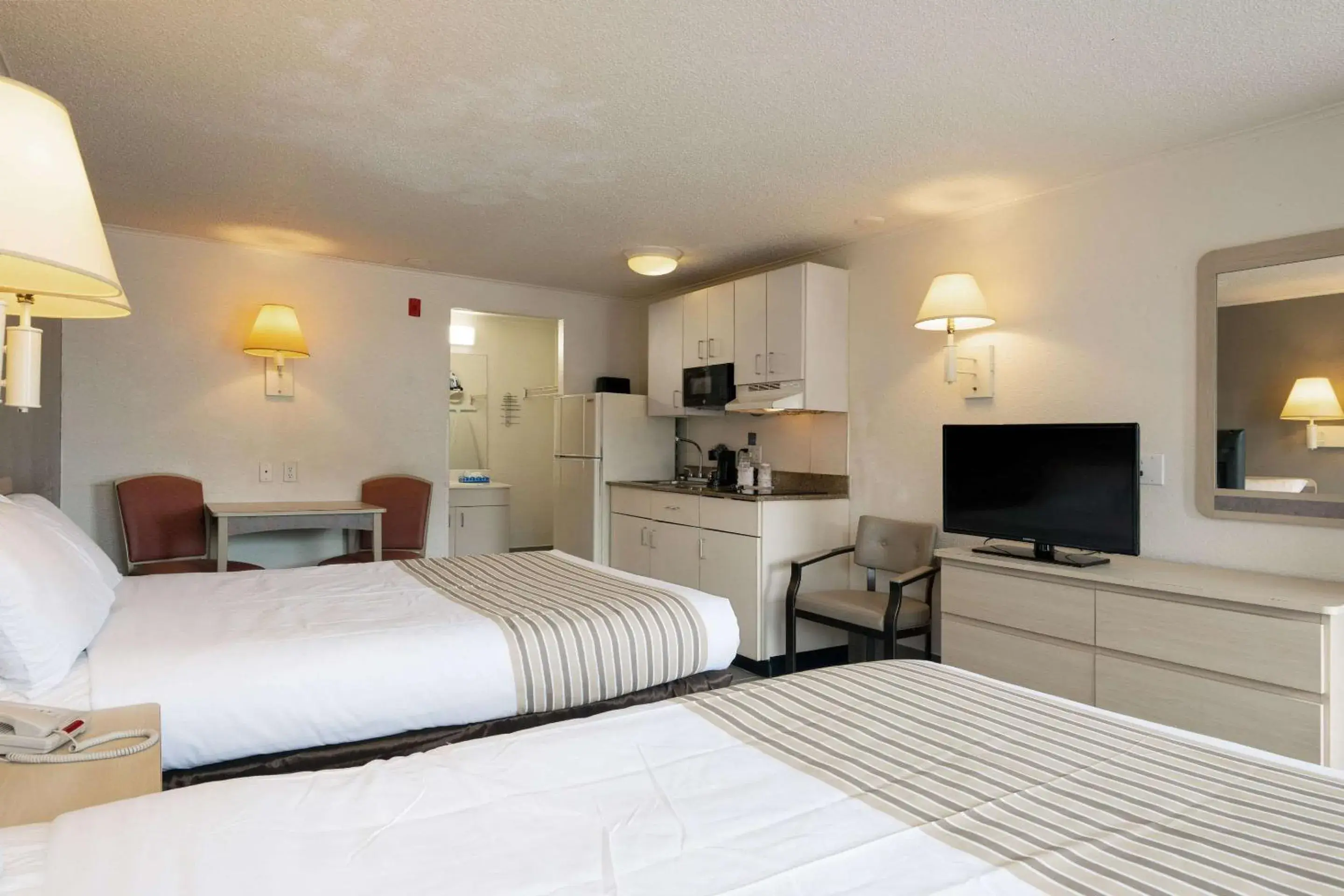 Bedroom, Bed in Suburban Studios Mentor - Cleveland Northeast Bedroom, Bed in Suburban Studios Mentor - Cleveland Northeast