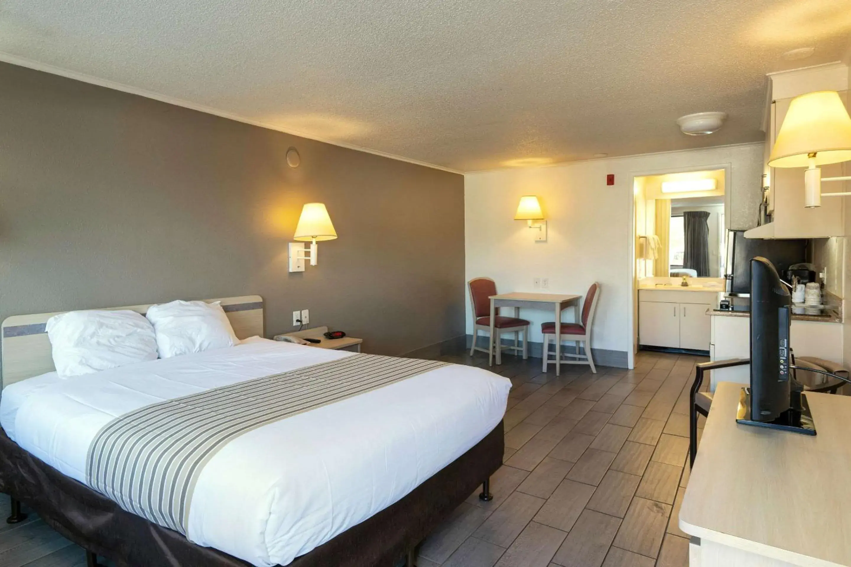 Bedroom, Bed in Suburban Studios Mentor - Cleveland Northeast Bedroom, Bed in Suburban Studios Mentor - Cleveland Northeast