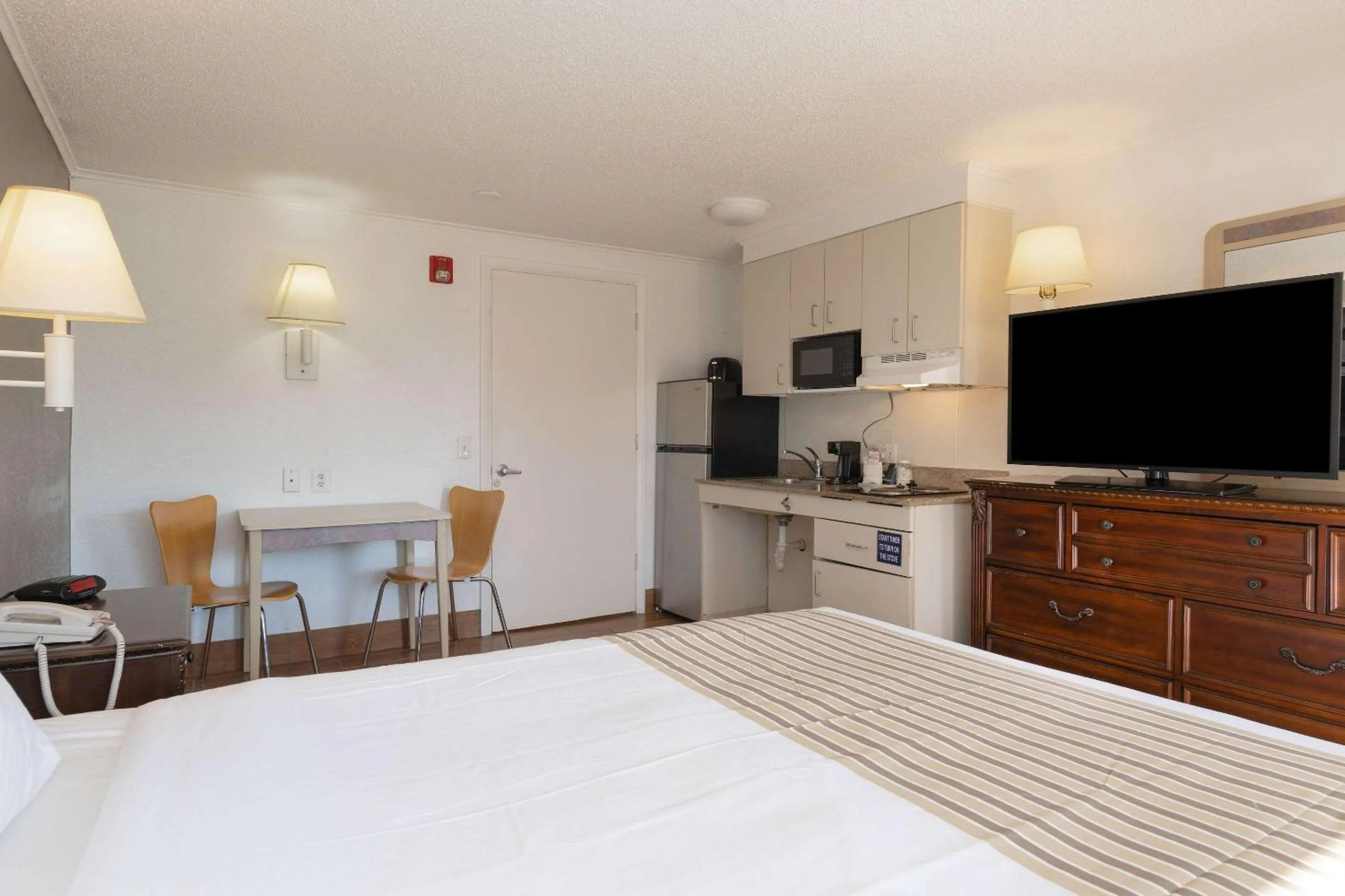 Bedroom, Bed in Suburban Studios Mentor - Cleveland Northeast