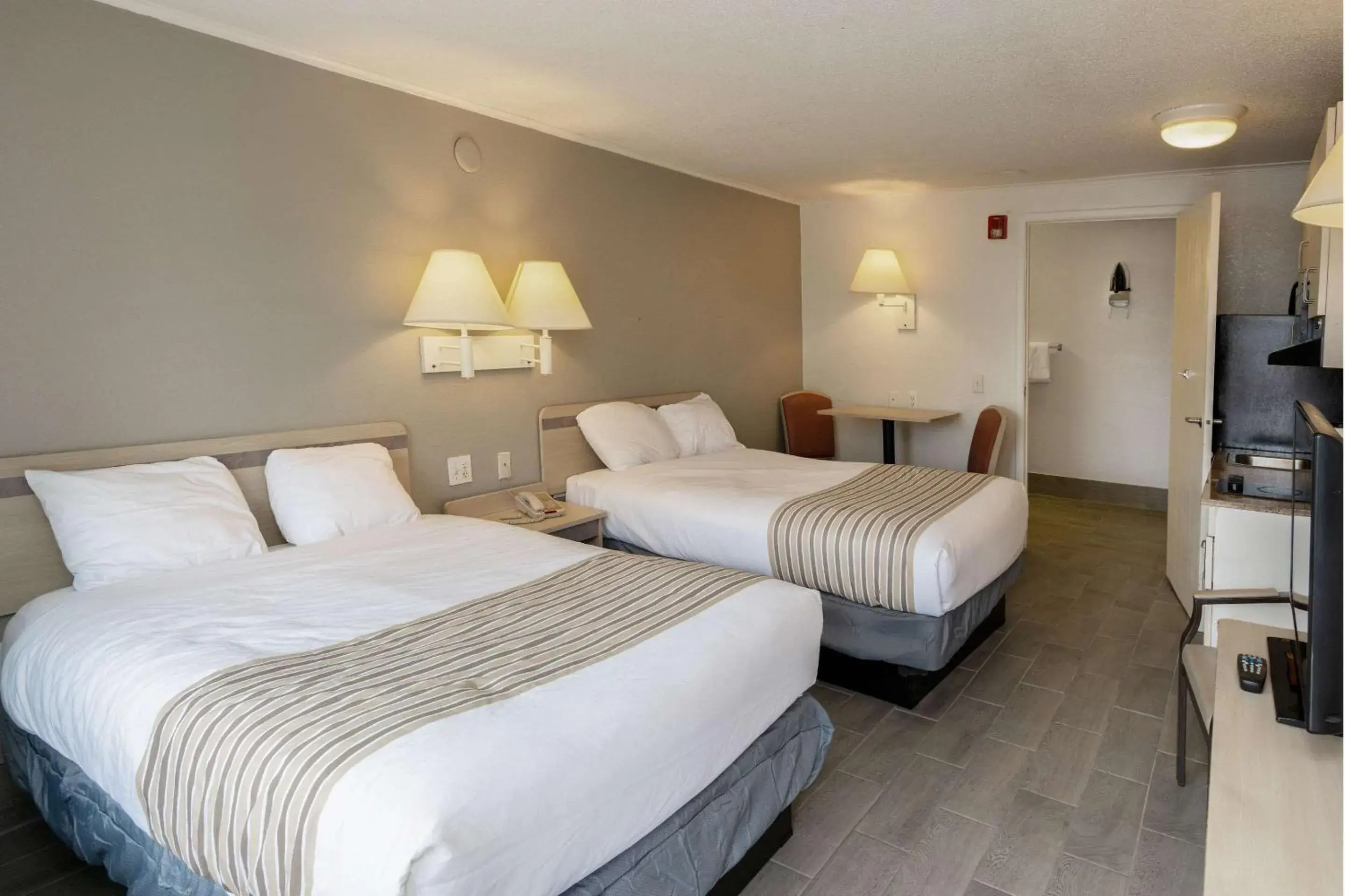 Bedroom, Bed in Suburban Studios Mentor - Cleveland Northeast Bedroom, Bed in Suburban Studios Mentor - Cleveland Northeast