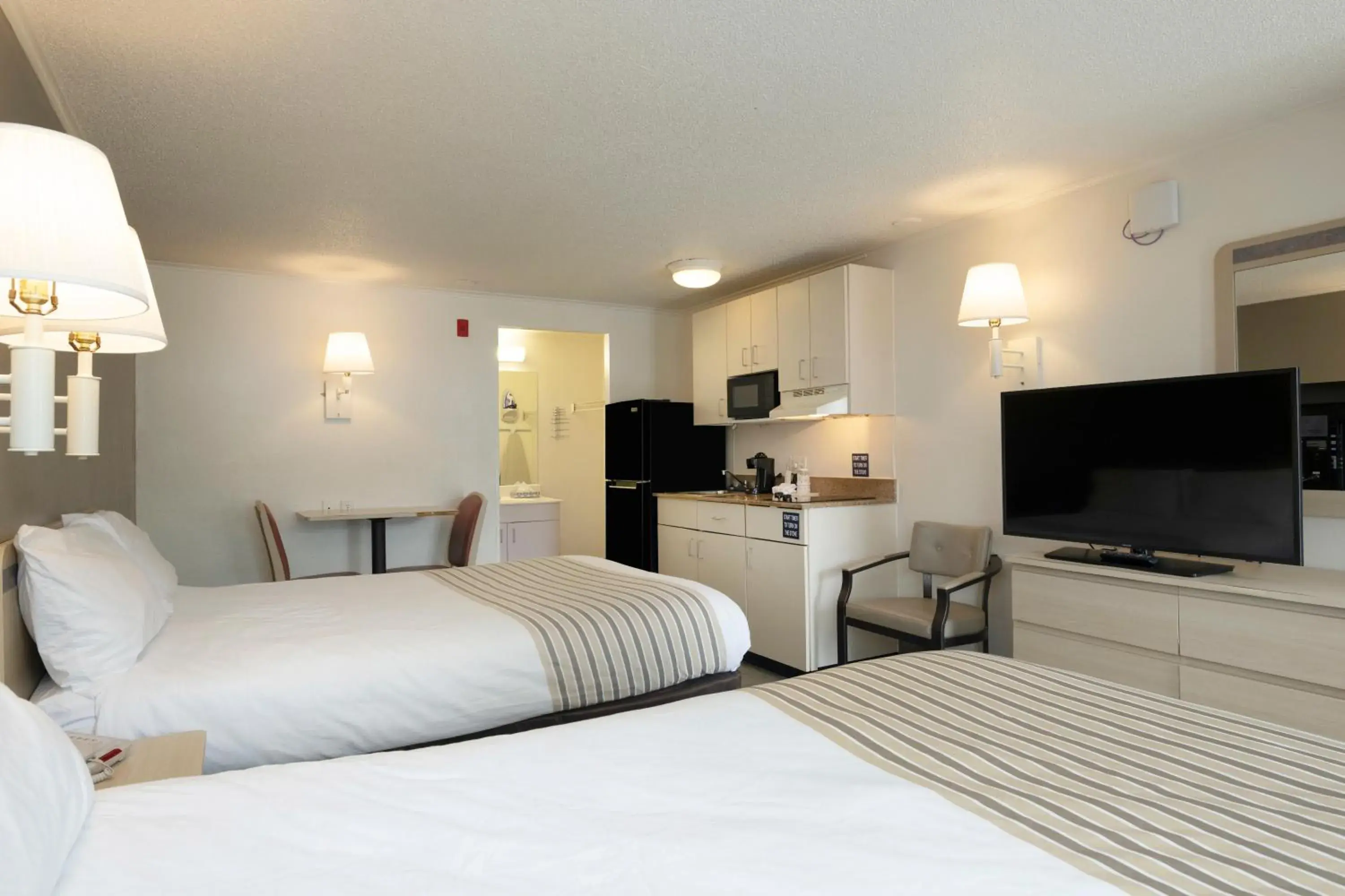 Double Room with Two Double Beds - Smoking in Suburban Studios Mentor - Cleveland Northeast Double Room with Two Double Beds - Smoking in Suburban Studios Mentor - Cleveland Northeast