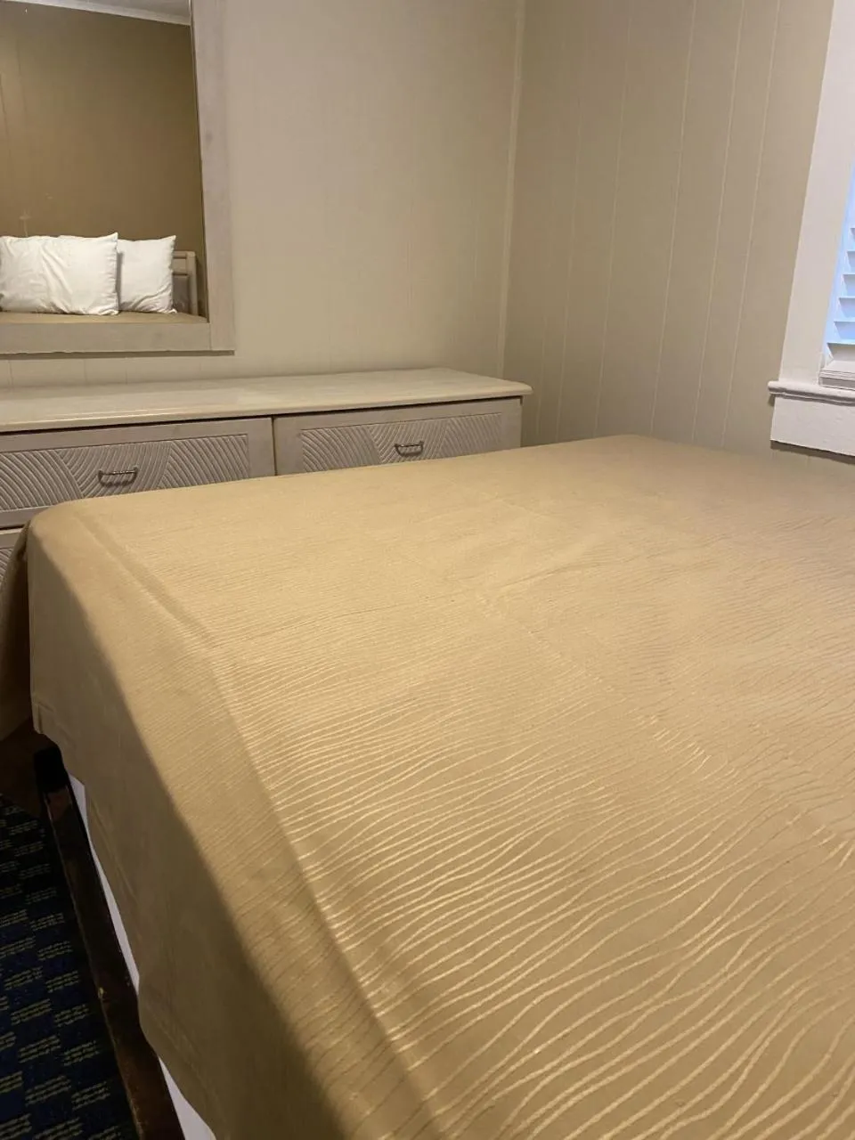 Bedroom, Bed in The Admiral Hotel/Motel