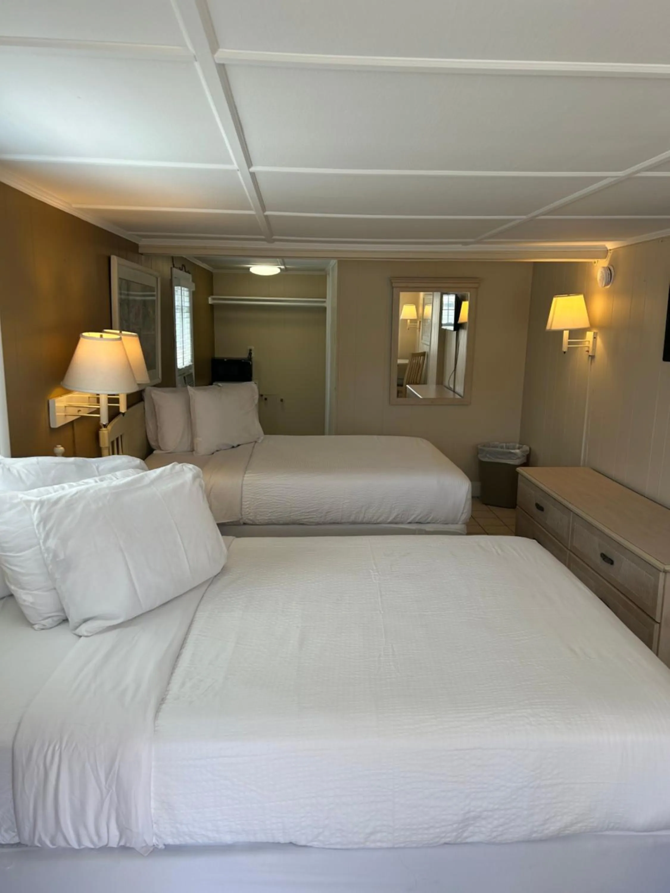 Photo of the whole room, Bed in The Admiral Hotel/Motel