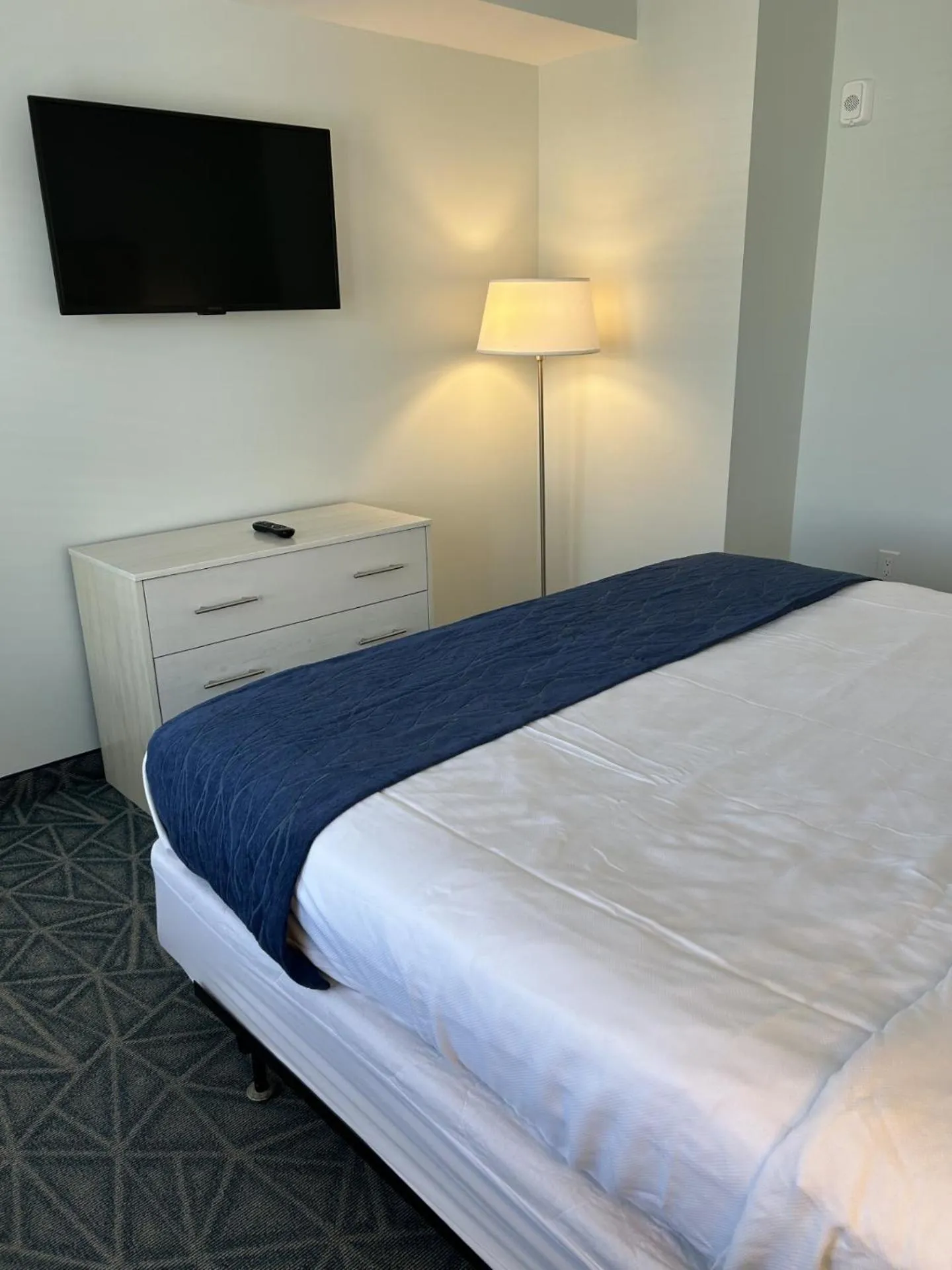 Photo of the whole room, Bed in The Admiral Hotel/Motel