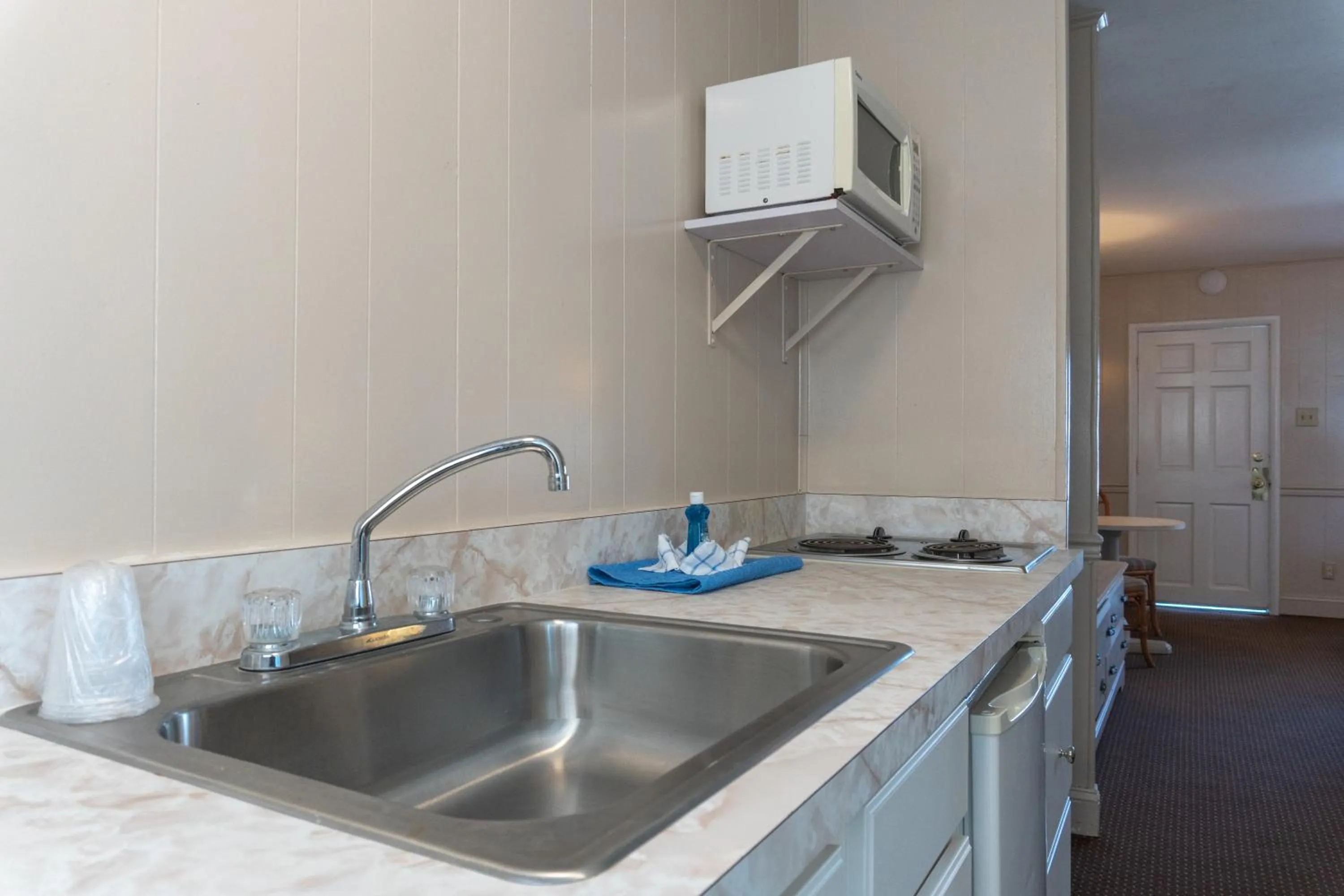 Kitchen or kitchenette in The Admiral Hotel/Motel