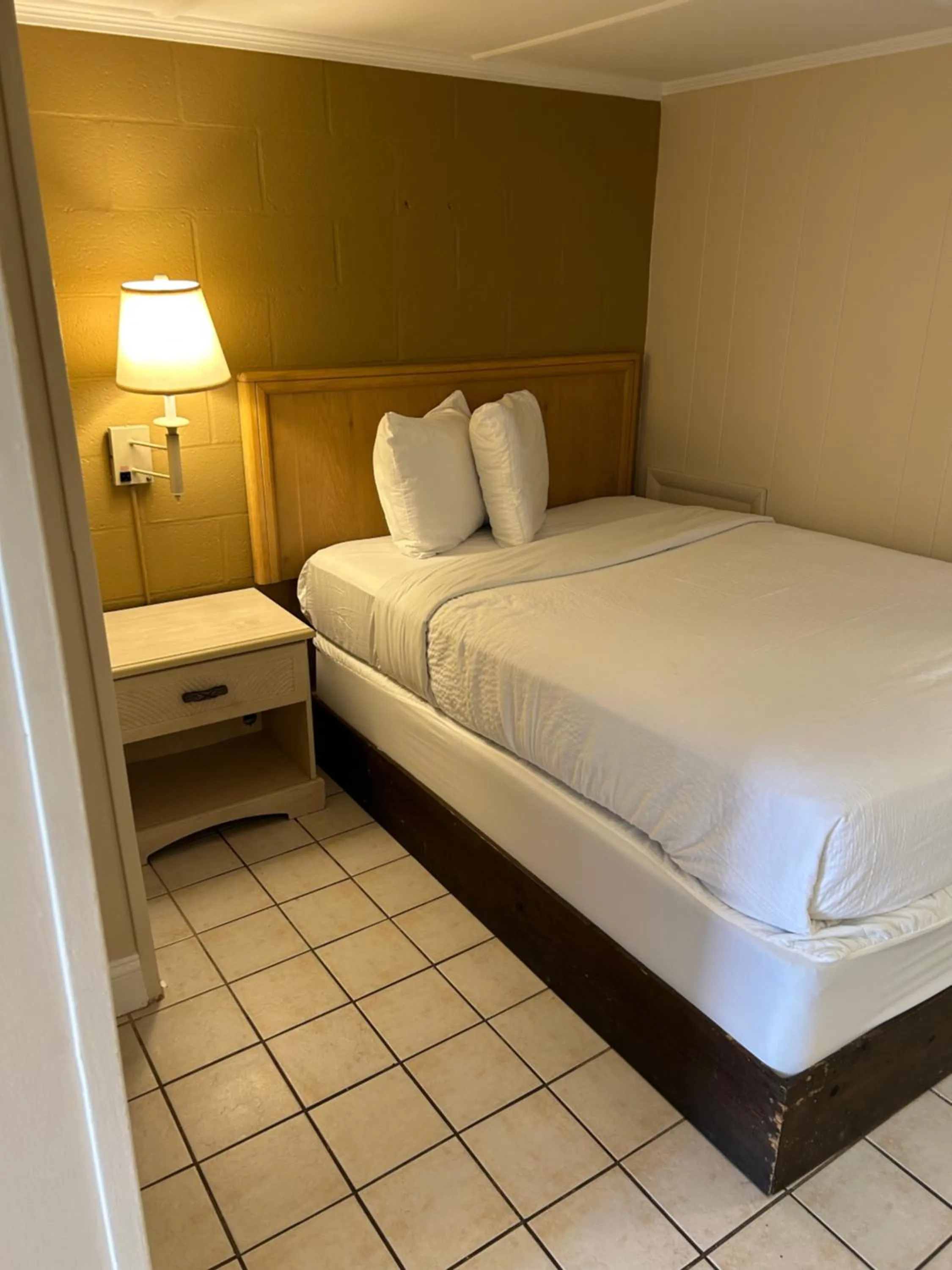 Photo of the whole room, Bed in The Admiral Hotel/Motel
