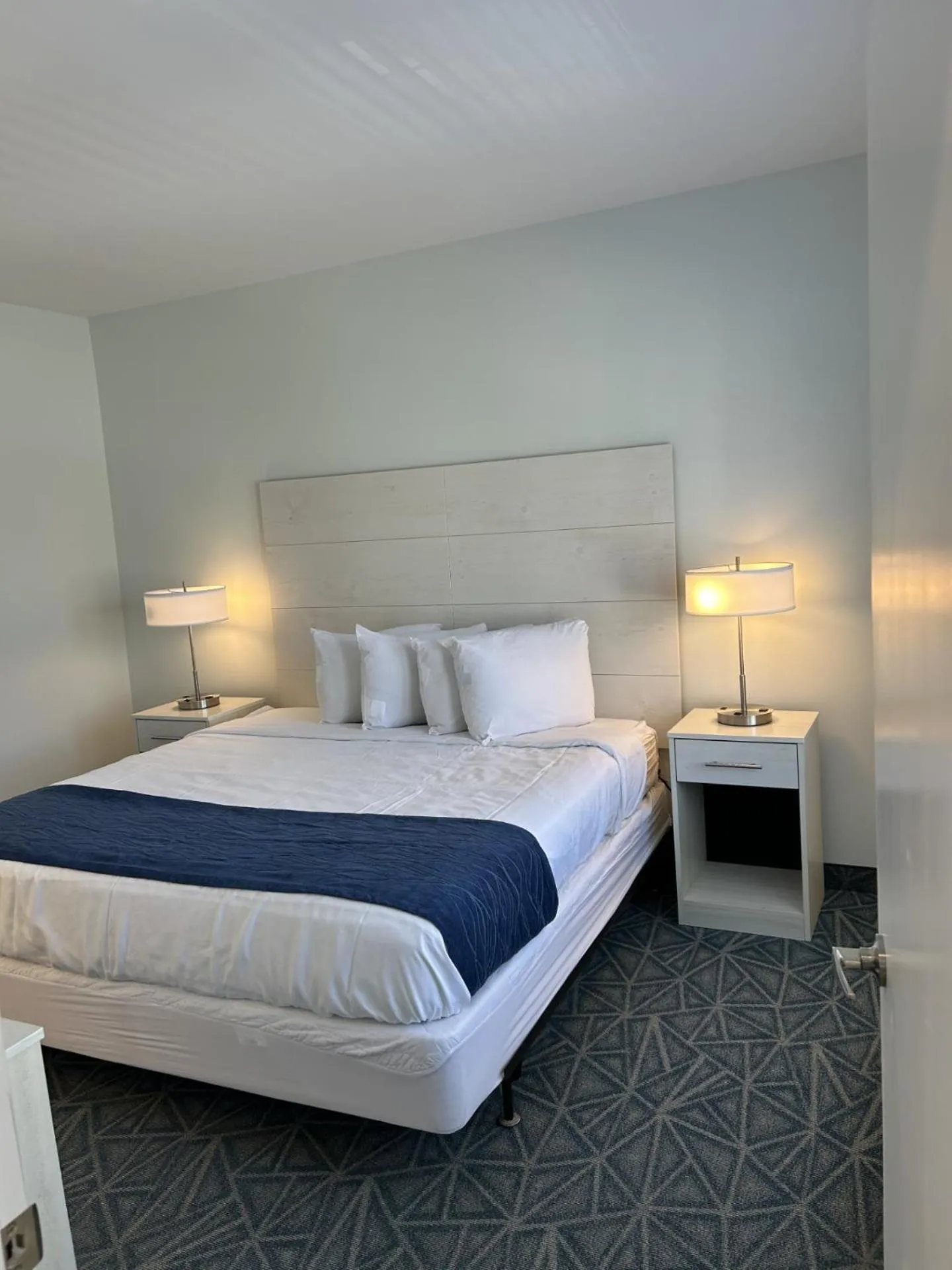 Photo of the whole room, Bed in The Admiral Hotel/Motel