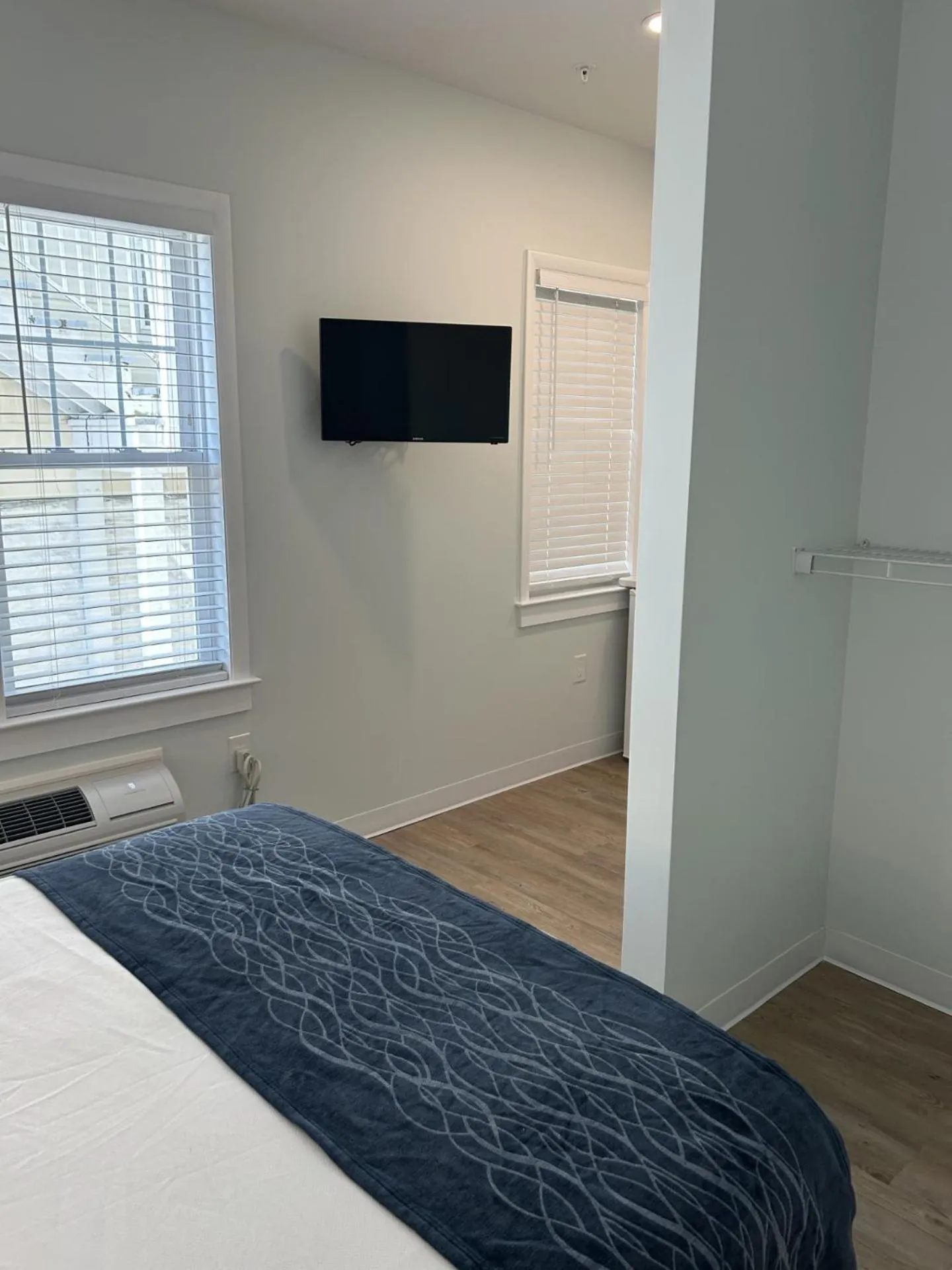 Photo of the whole room, Bed in The Admiral Hotel/Motel