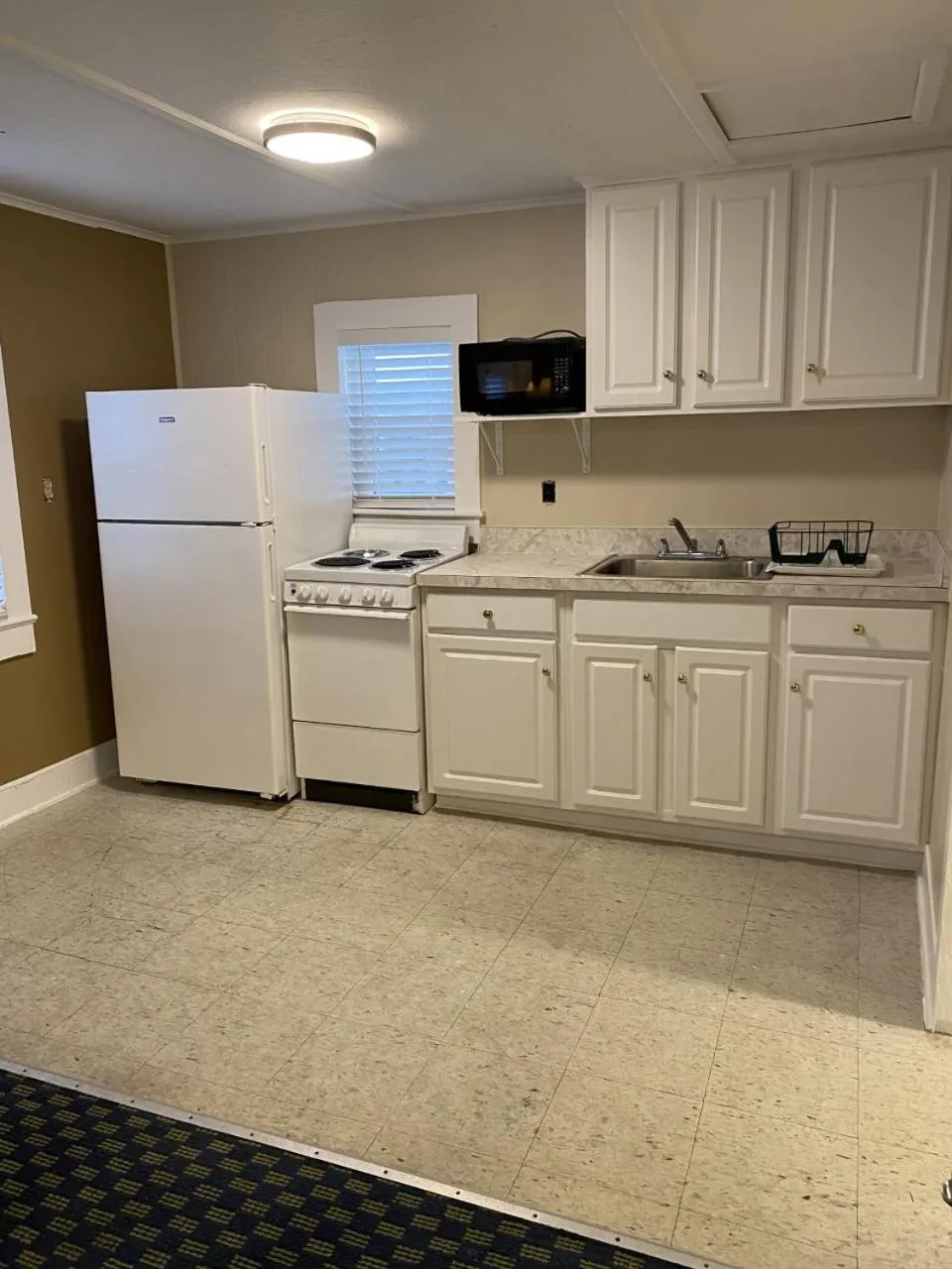 Kitchen or kitchenette in The Admiral Hotel/Motel