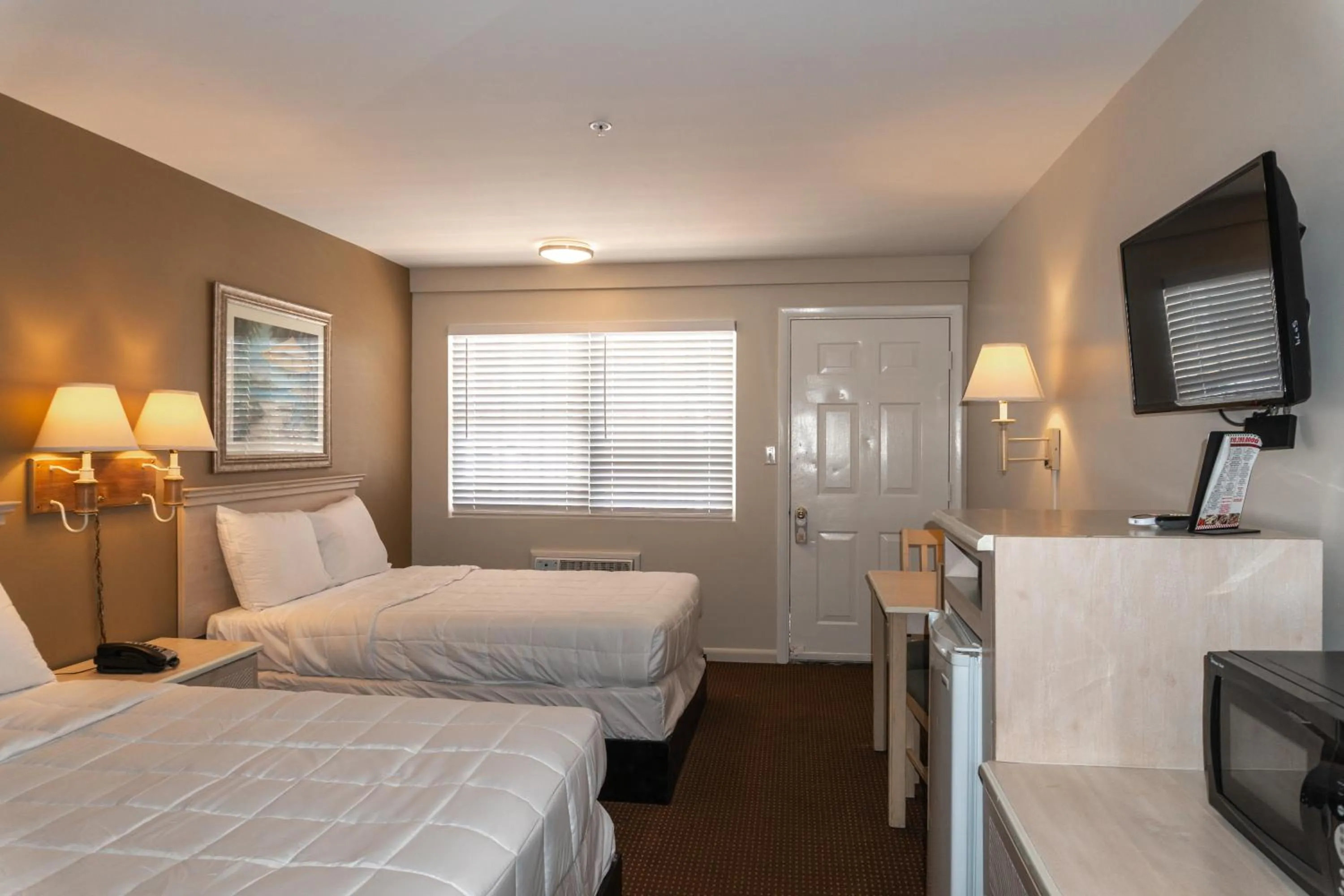 Photo of the whole room, Bed in The Admiral Hotel/Motel