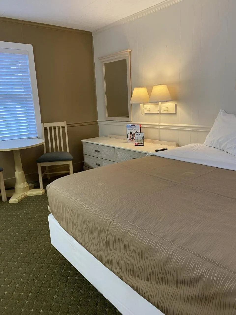 Photo of the whole room, Bed in The Admiral Hotel/Motel