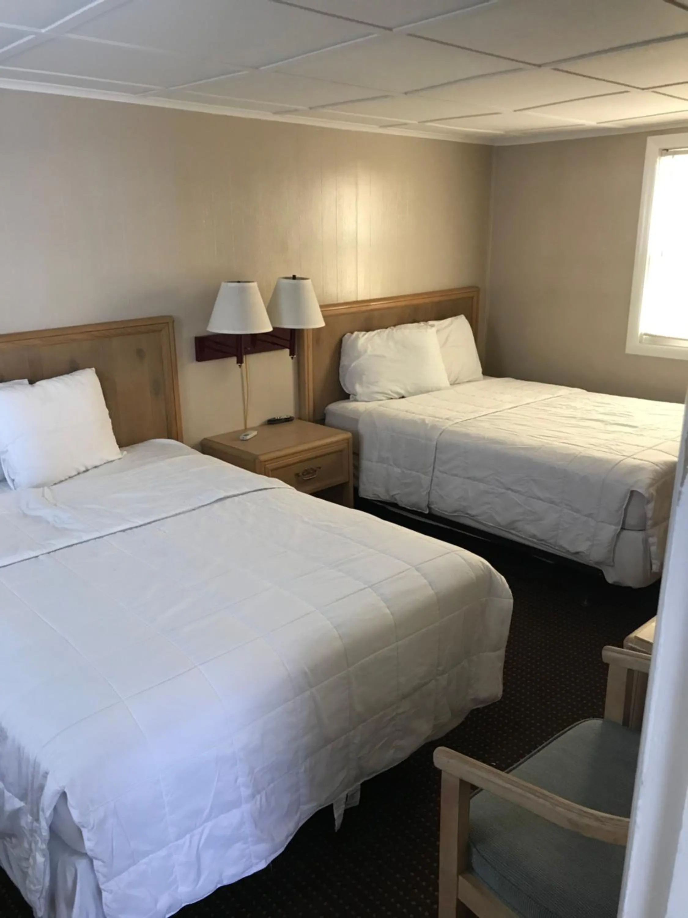Photo of the whole room, Bed in The Admiral Hotel/Motel