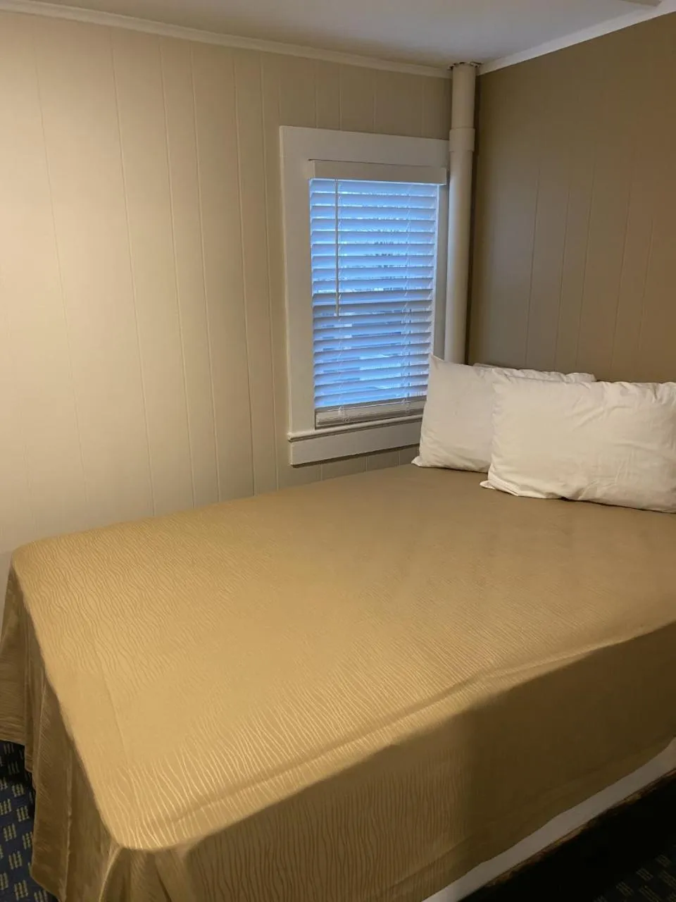 Bedroom, Bed in The Admiral Hotel/Motel