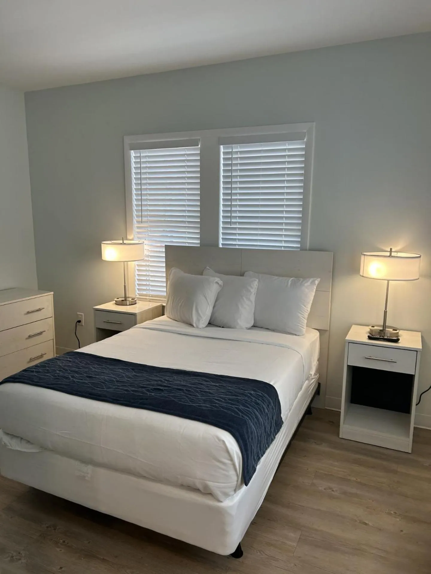 Photo of the whole room, Bed in The Admiral Hotel/Motel