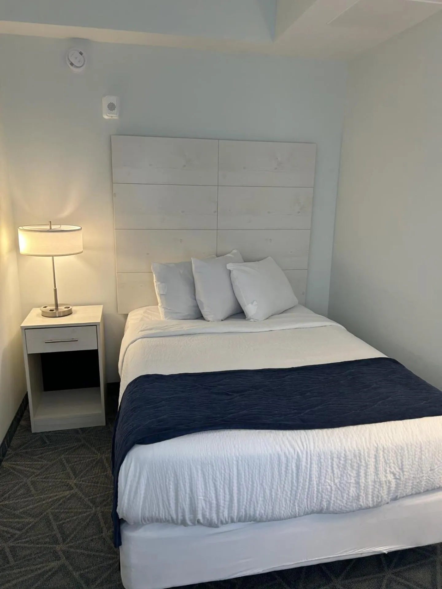 Photo of the whole room, Bed in The Admiral Hotel/Motel