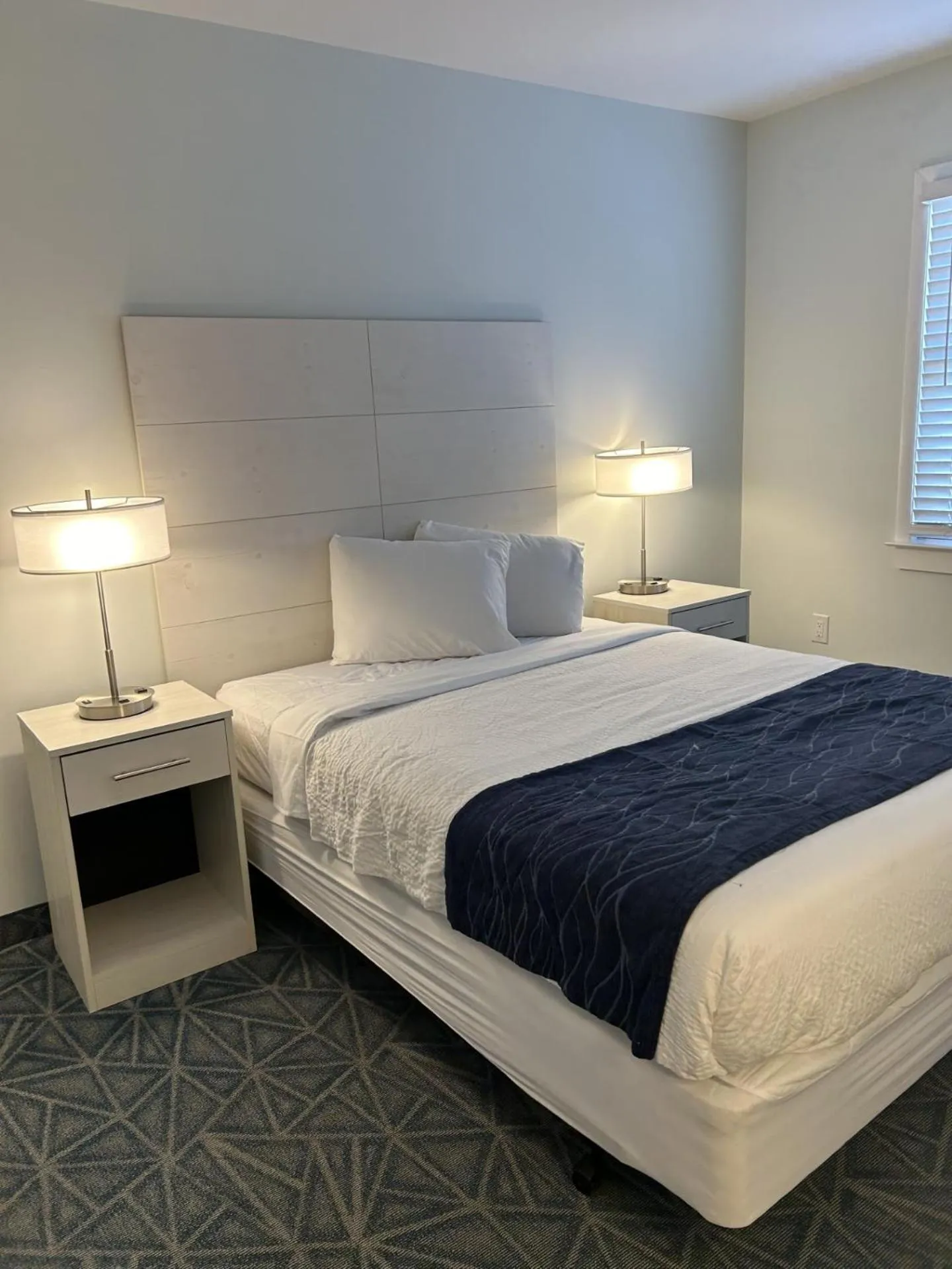 Photo of the whole room, Bed in The Admiral Hotel/Motel