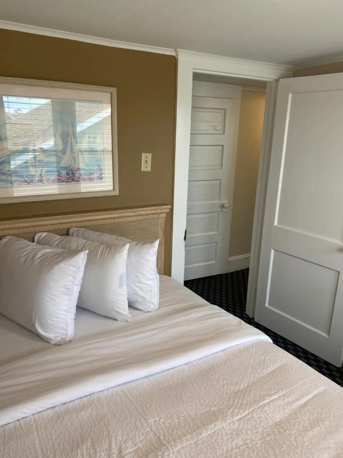 Bedroom, Bed in The Admiral Hotel/Motel