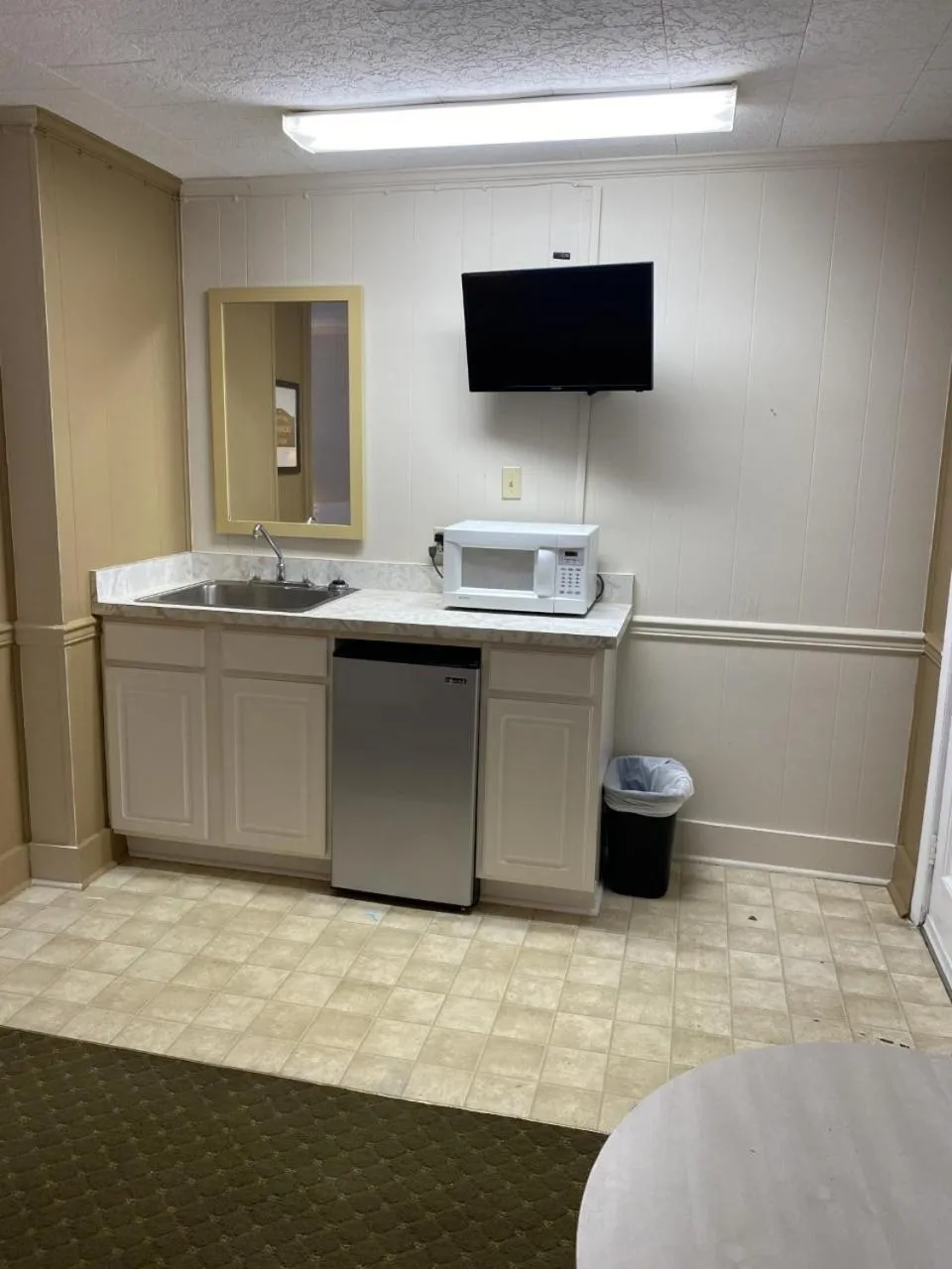 Photo of the whole room in The Admiral Hotel/Motel