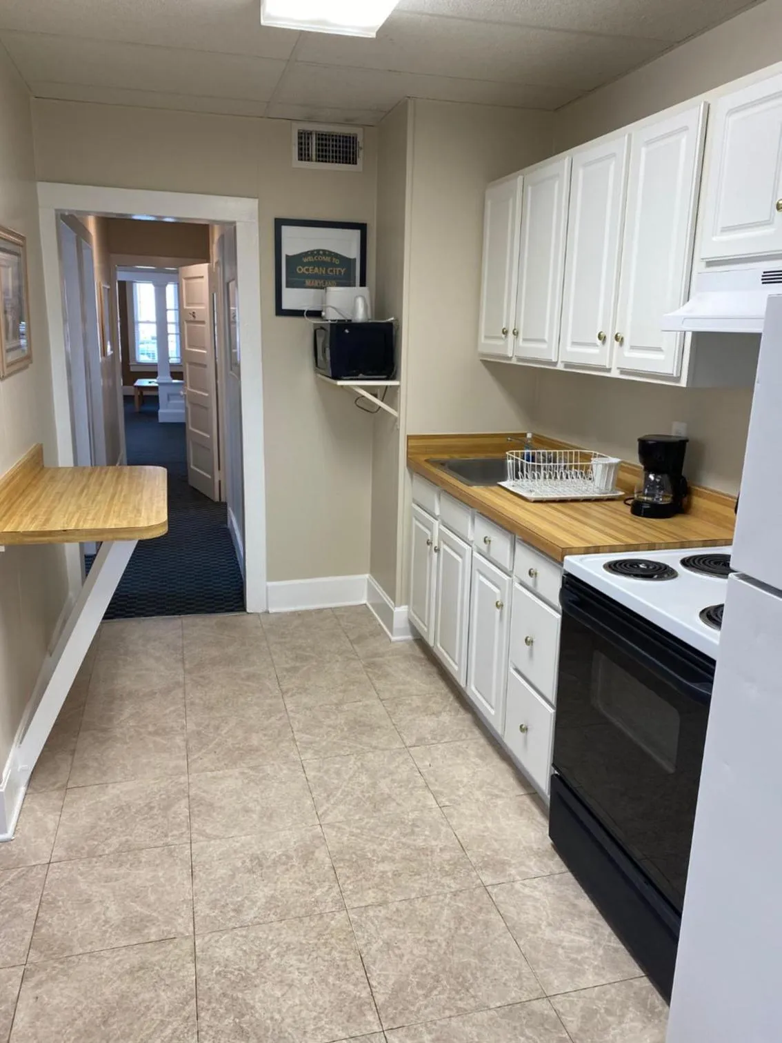 Kitchen or kitchenette in The Admiral Hotel/Motel