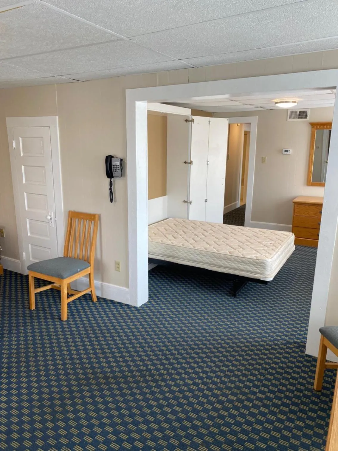Photo of the whole room, Bed in The Admiral Hotel/Motel