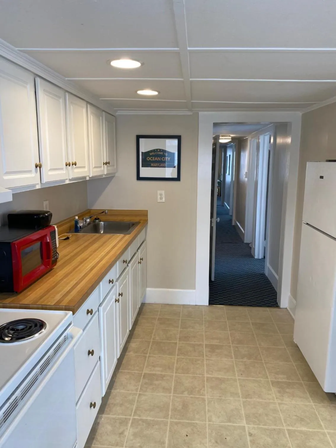 Kitchen or kitchenette in The Admiral Hotel/Motel