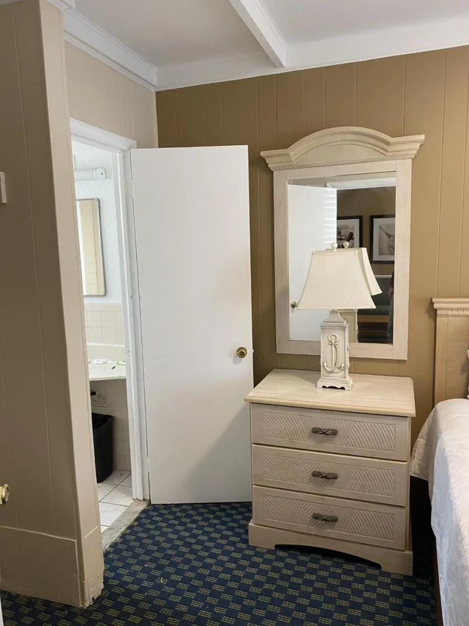 Photo of the whole room, Bed in The Admiral Hotel/Motel