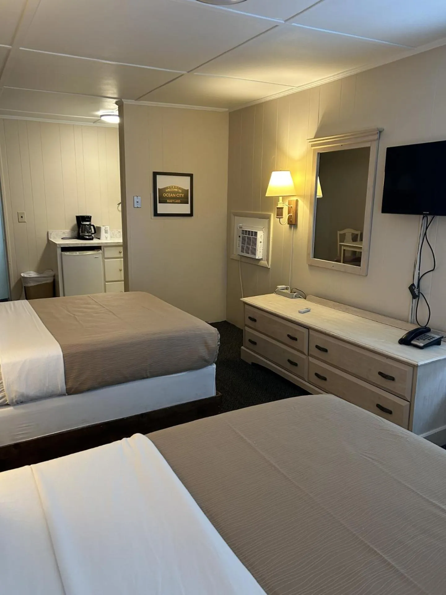 Photo of the whole room, Bed in The Admiral Hotel/Motel