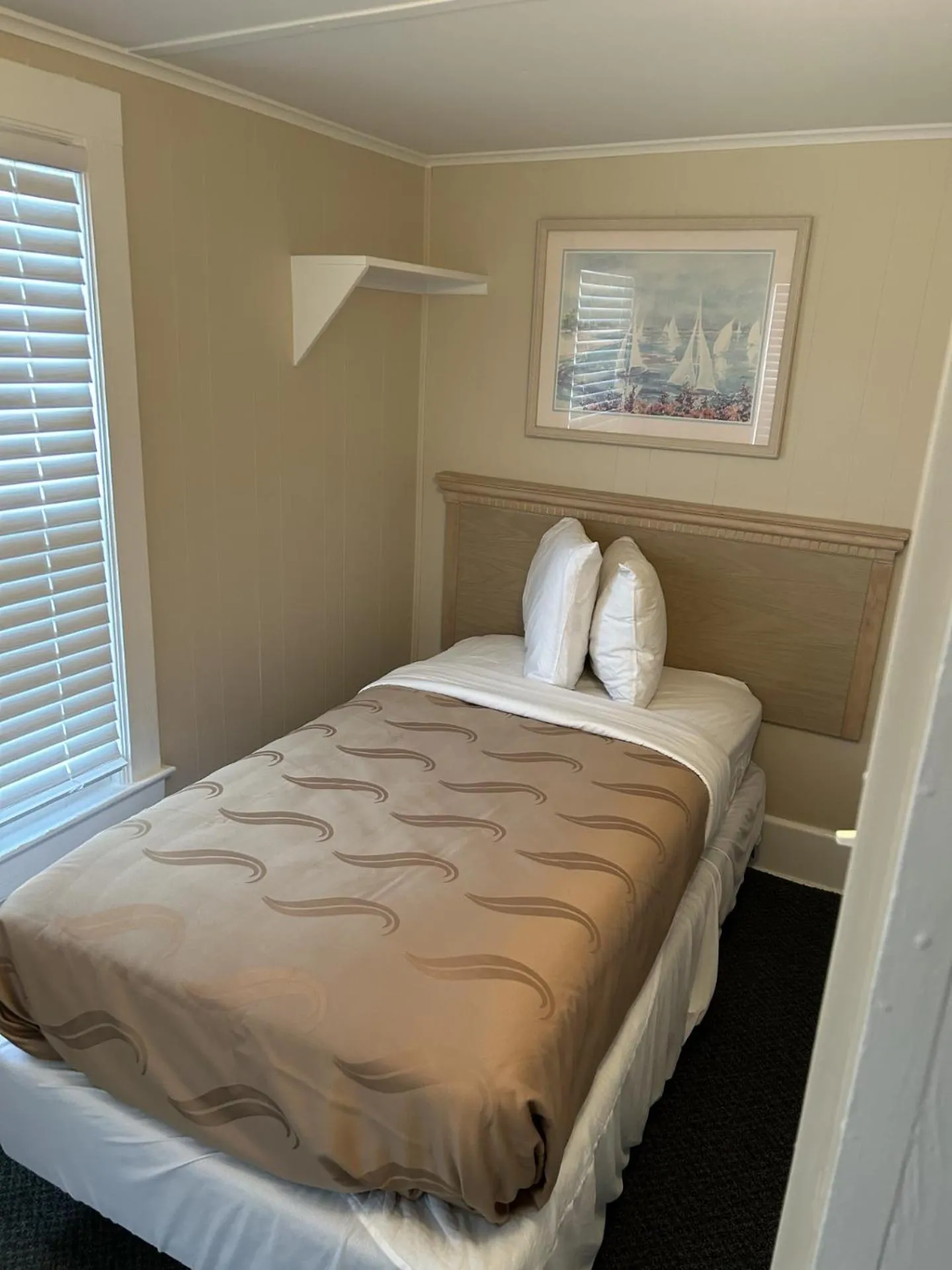 Photo of the whole room, Bed in The Admiral Hotel/Motel