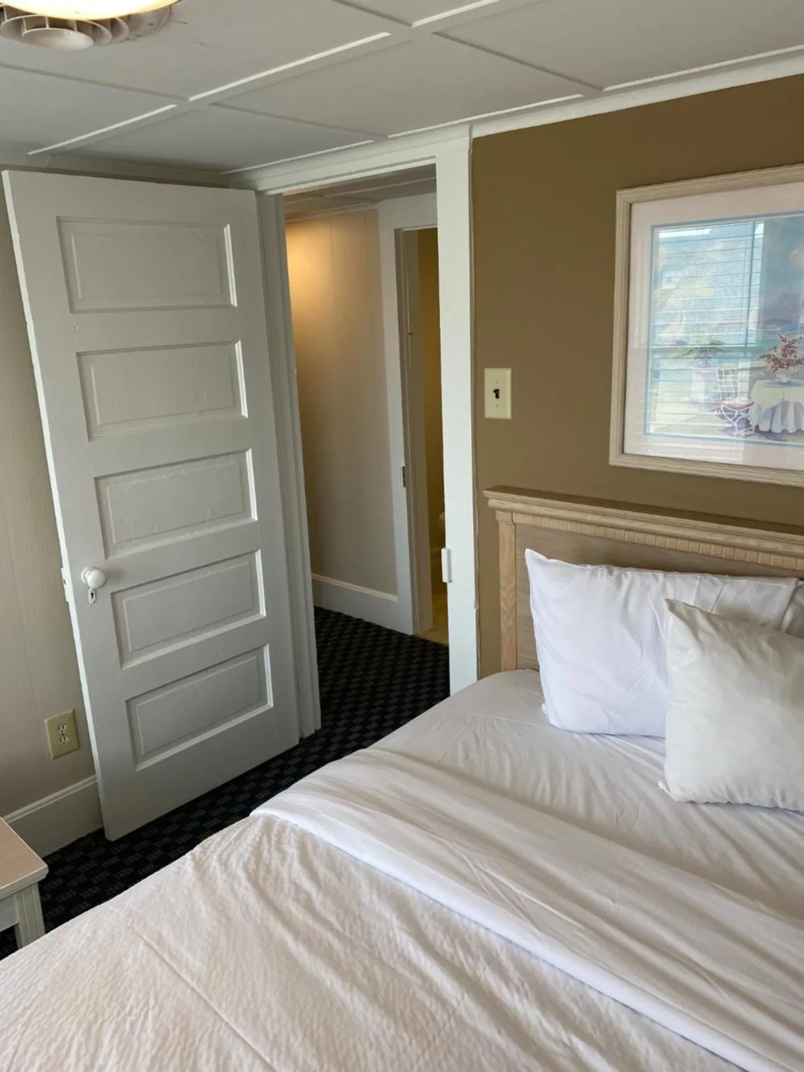 Bedroom, Bed in The Admiral Hotel/Motel