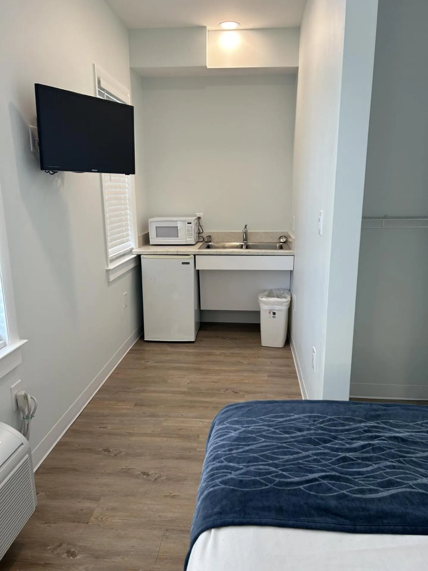 Photo of the whole room, Bed in The Admiral Hotel/Motel