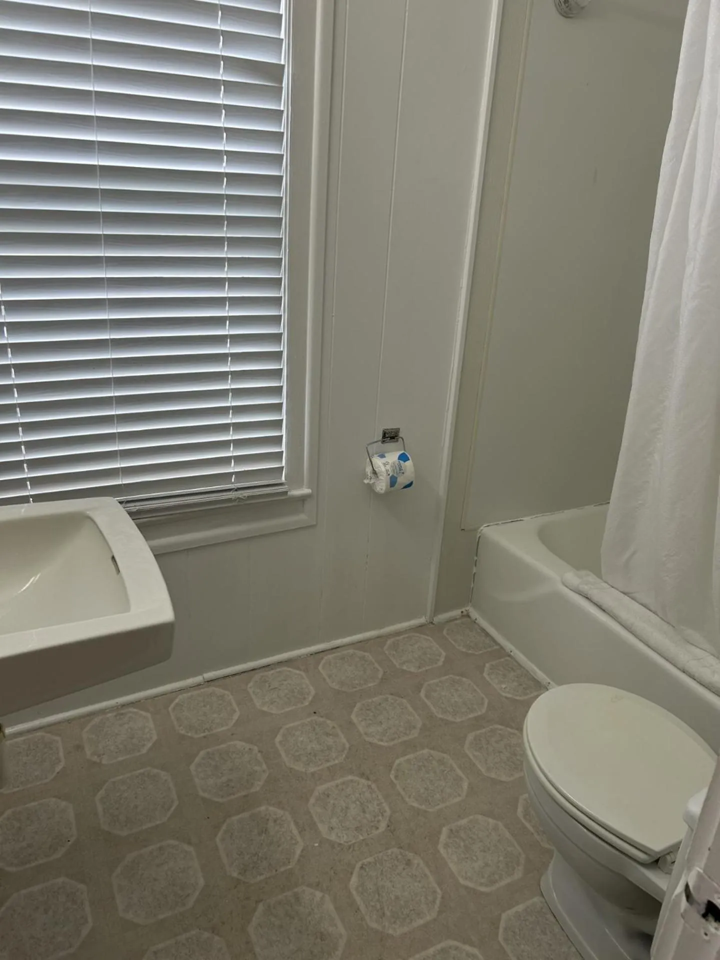 Bathroom in The Admiral Hotel/Motel