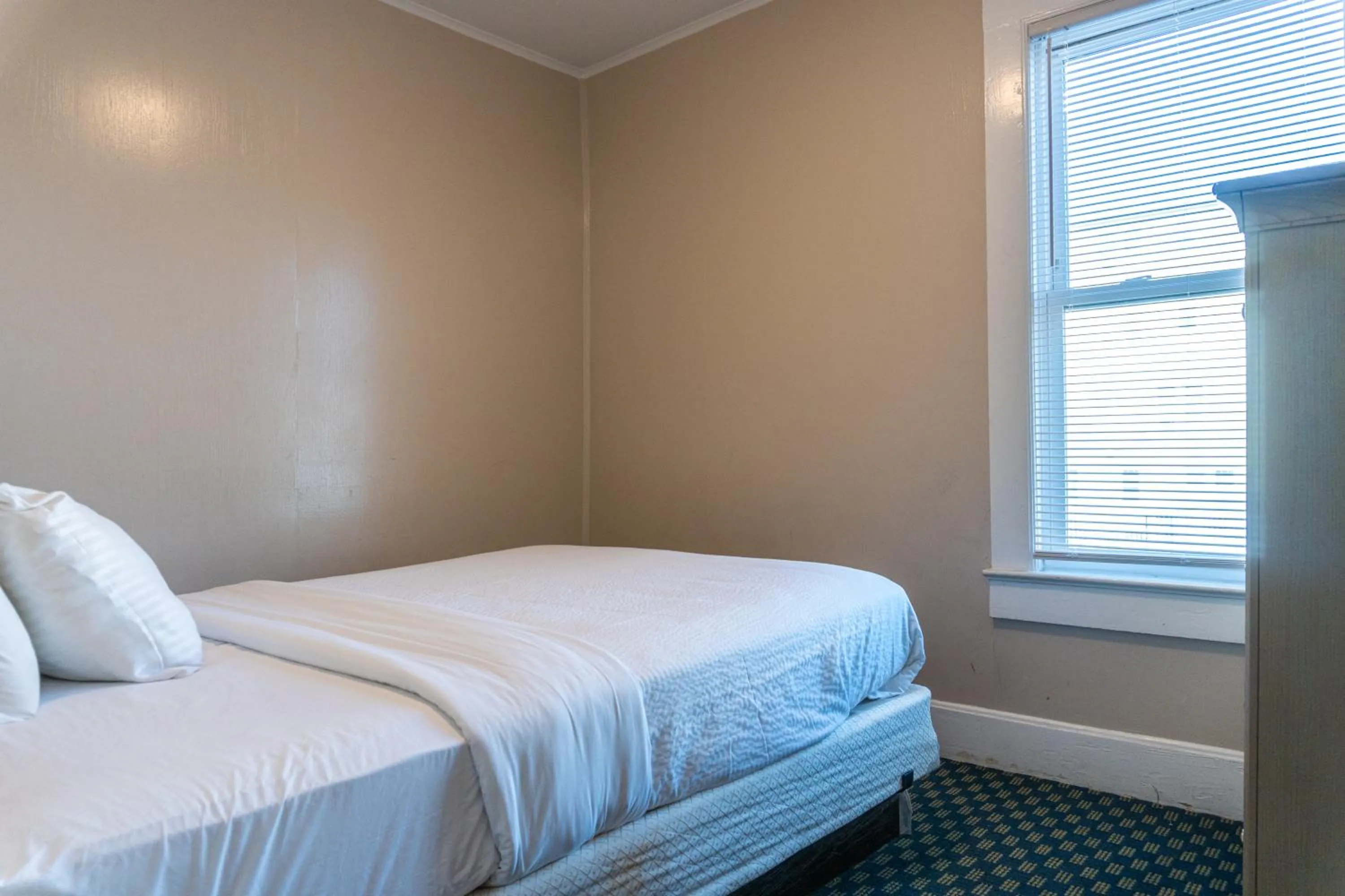 Bedroom, Bed in The Admiral Hotel/Motel