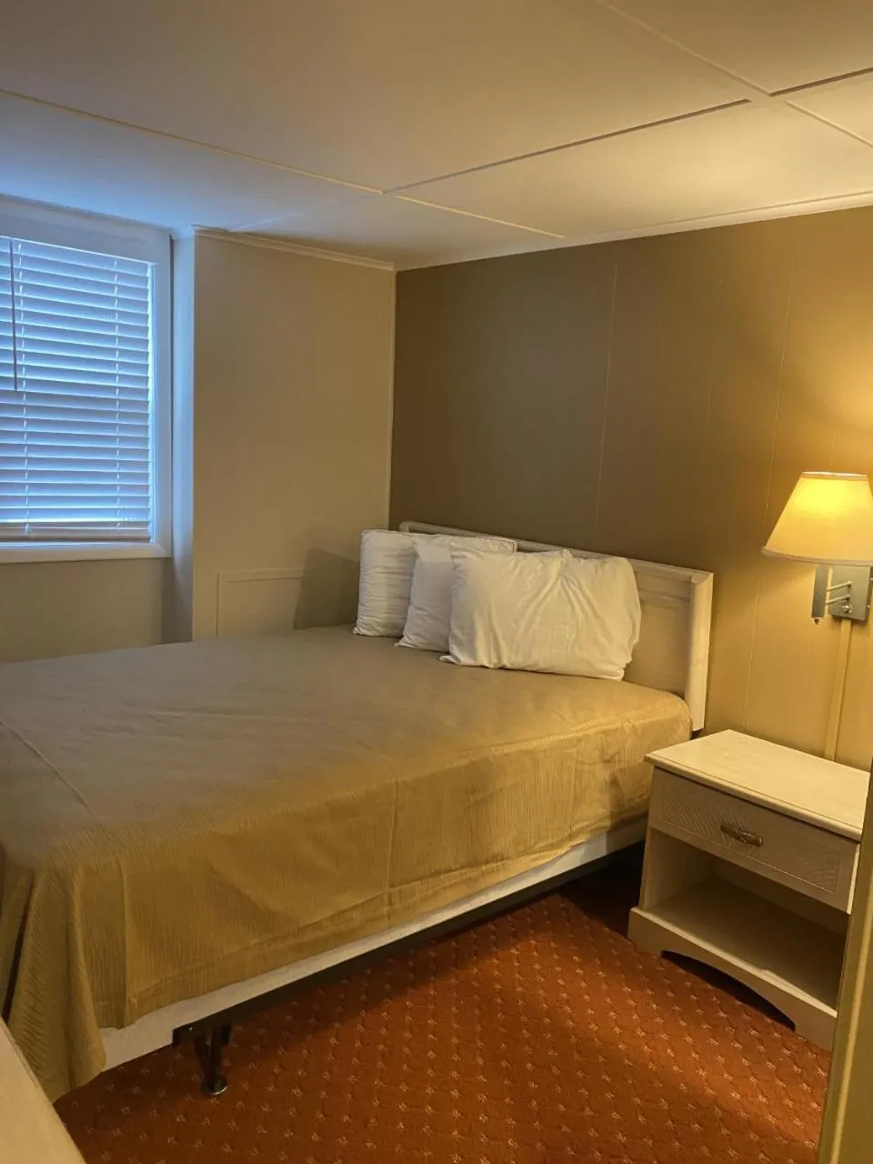 Bedroom, Bed in The Admiral Hotel/Motel