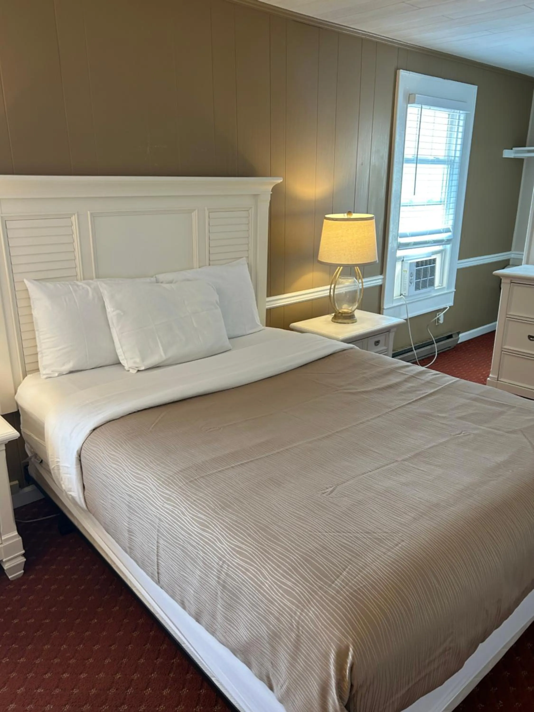 Photo of the whole room, Bed in The Admiral Hotel/Motel