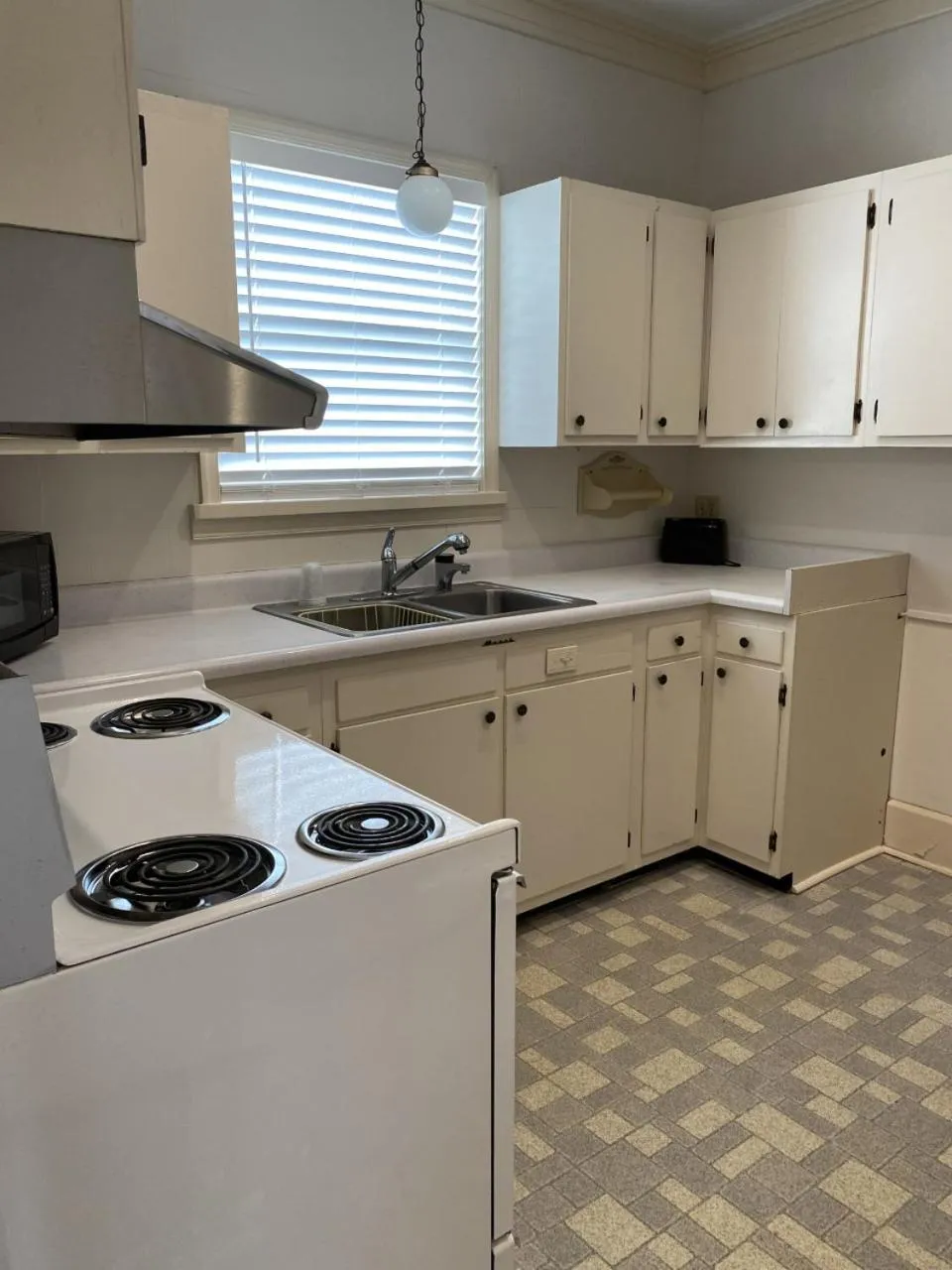 Kitchen or kitchenette in The Admiral Hotel/Motel