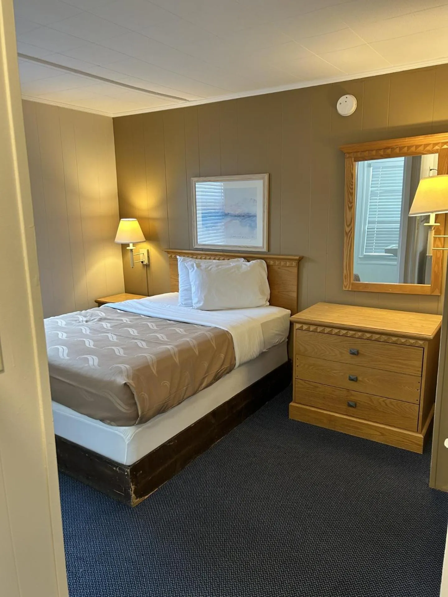 Photo of the whole room, Bed in The Admiral Hotel/Motel