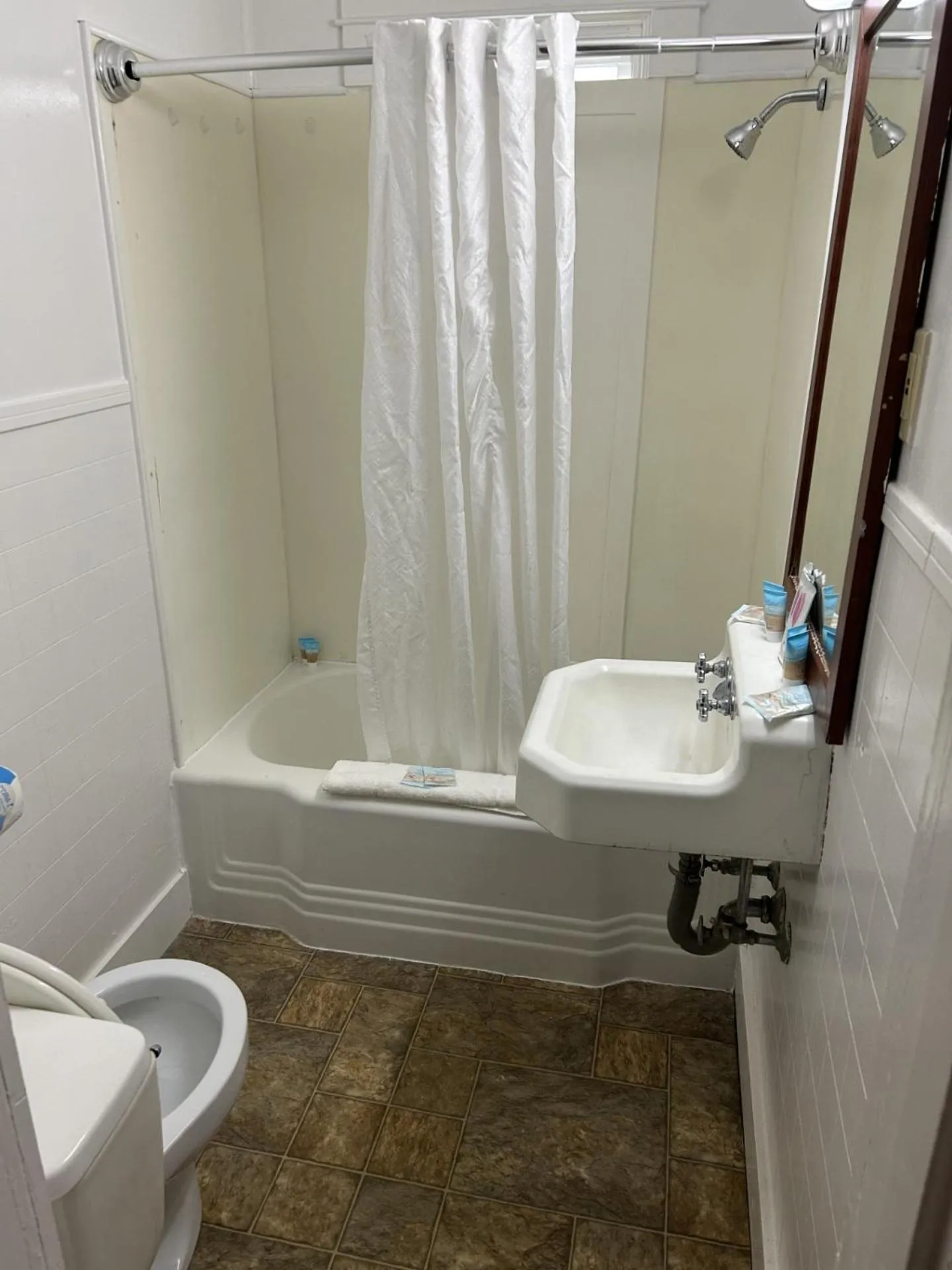 Bathroom in The Admiral Hotel/Motel