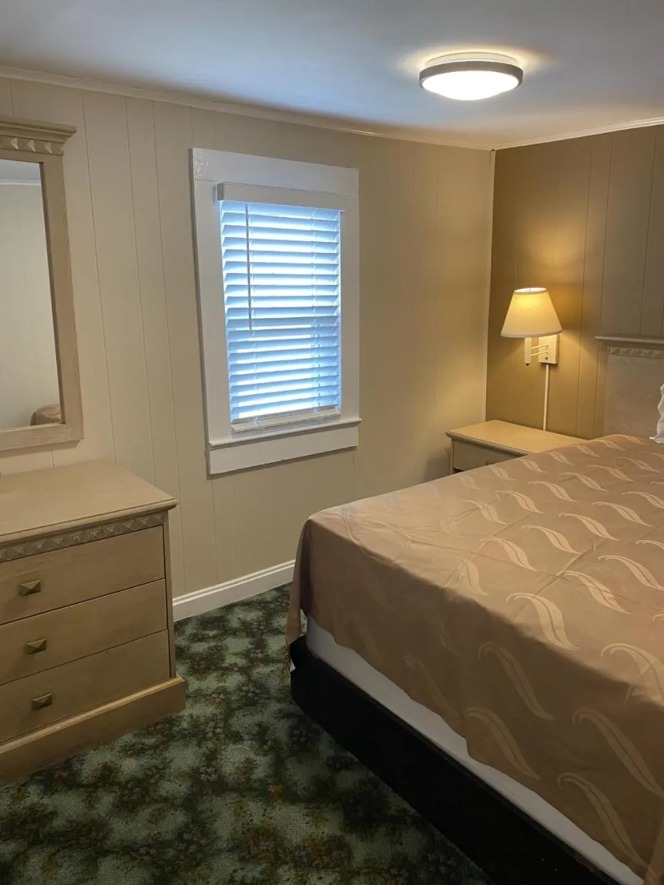 Bedroom, Bed in The Admiral Hotel/Motel