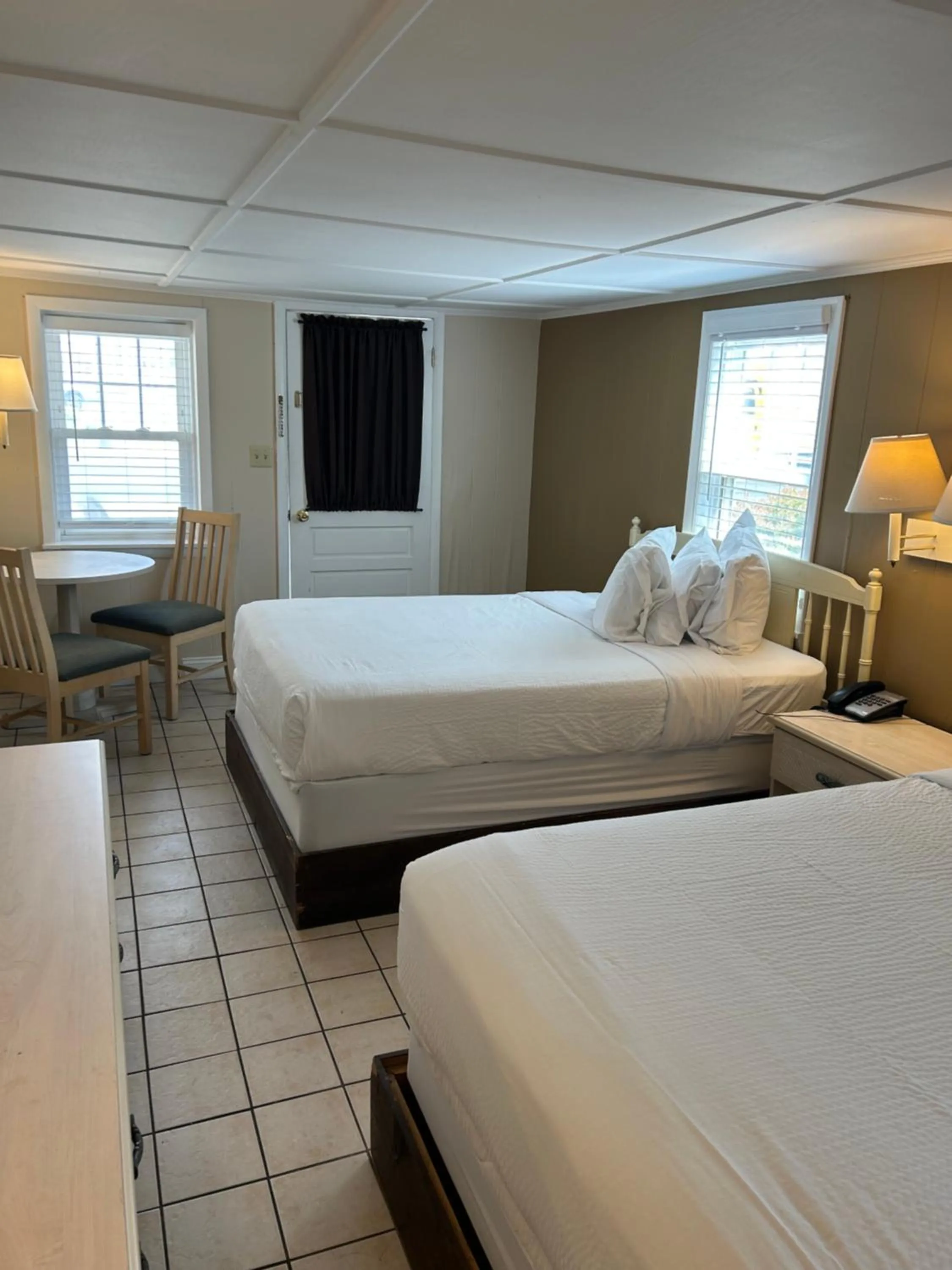 Photo of the whole room, Bed in The Admiral Hotel/Motel
