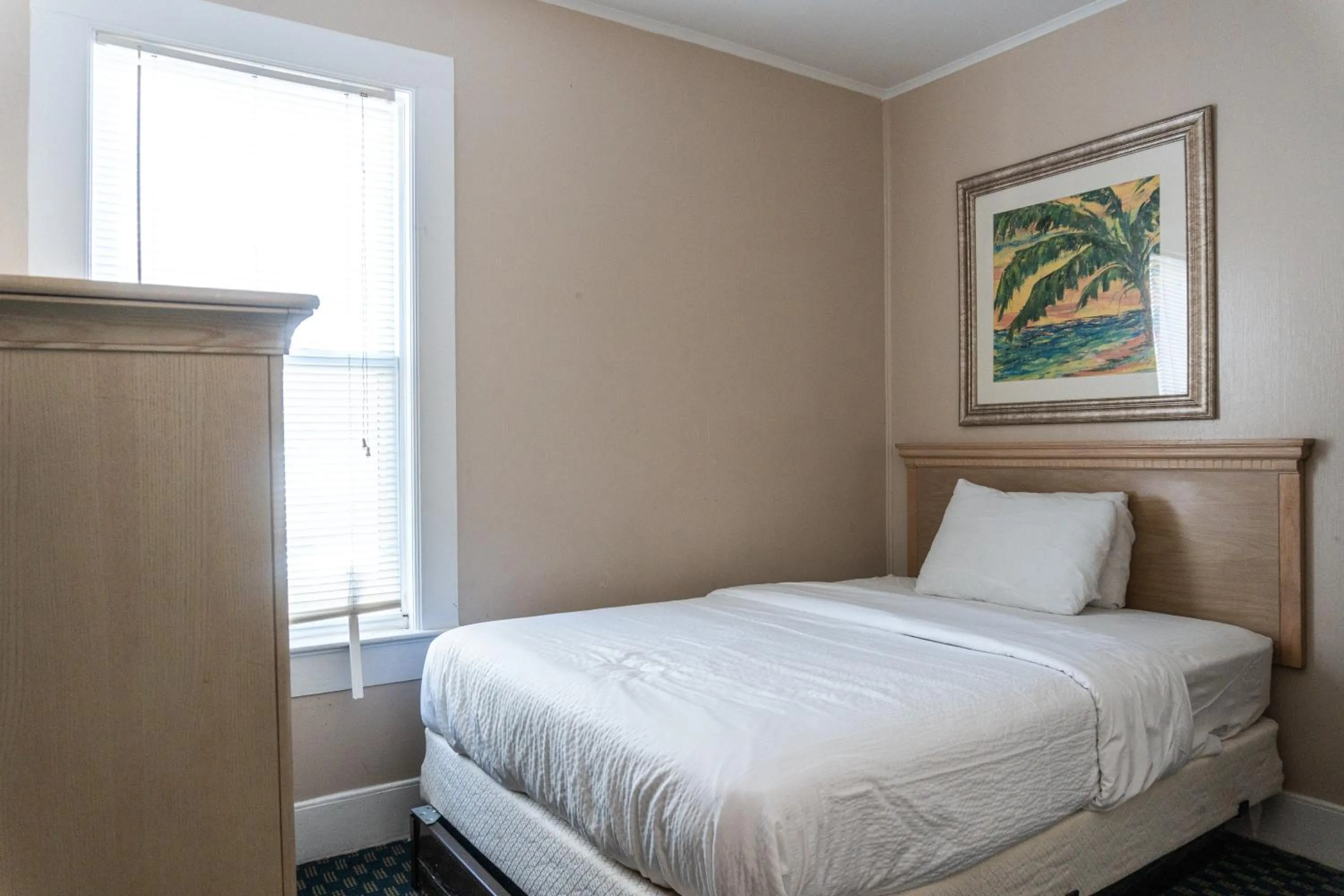 Bedroom, Bed in The Admiral Hotel/Motel