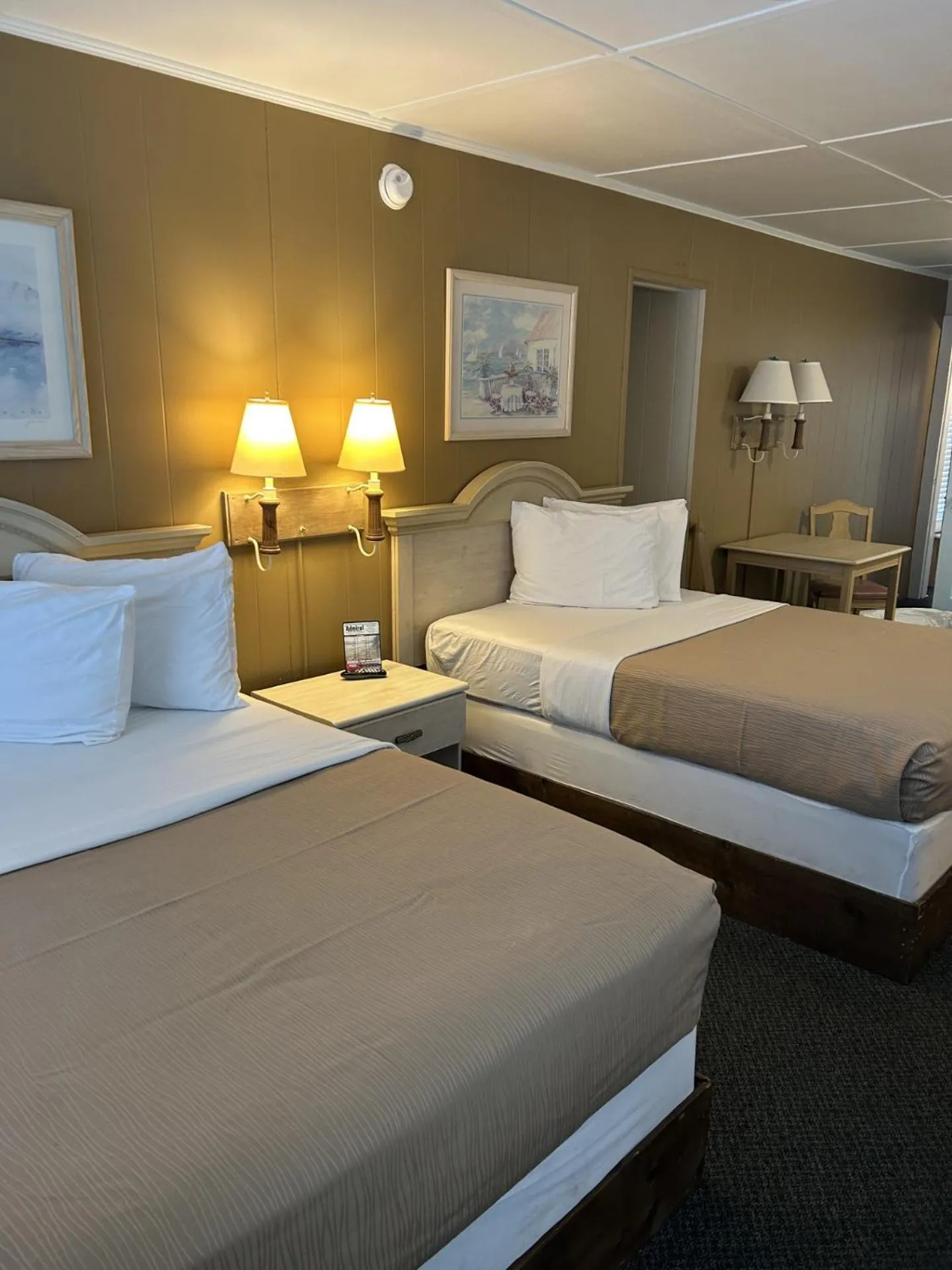 Photo of the whole room, Bed in The Admiral Hotel/Motel