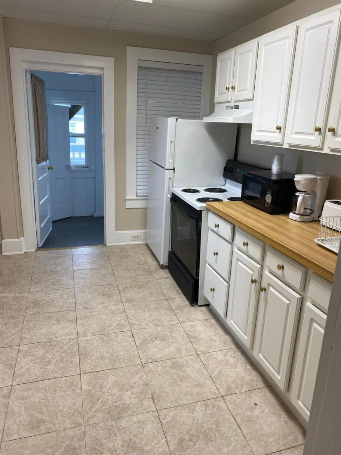 Kitchen or kitchenette in The Admiral Hotel/Motel