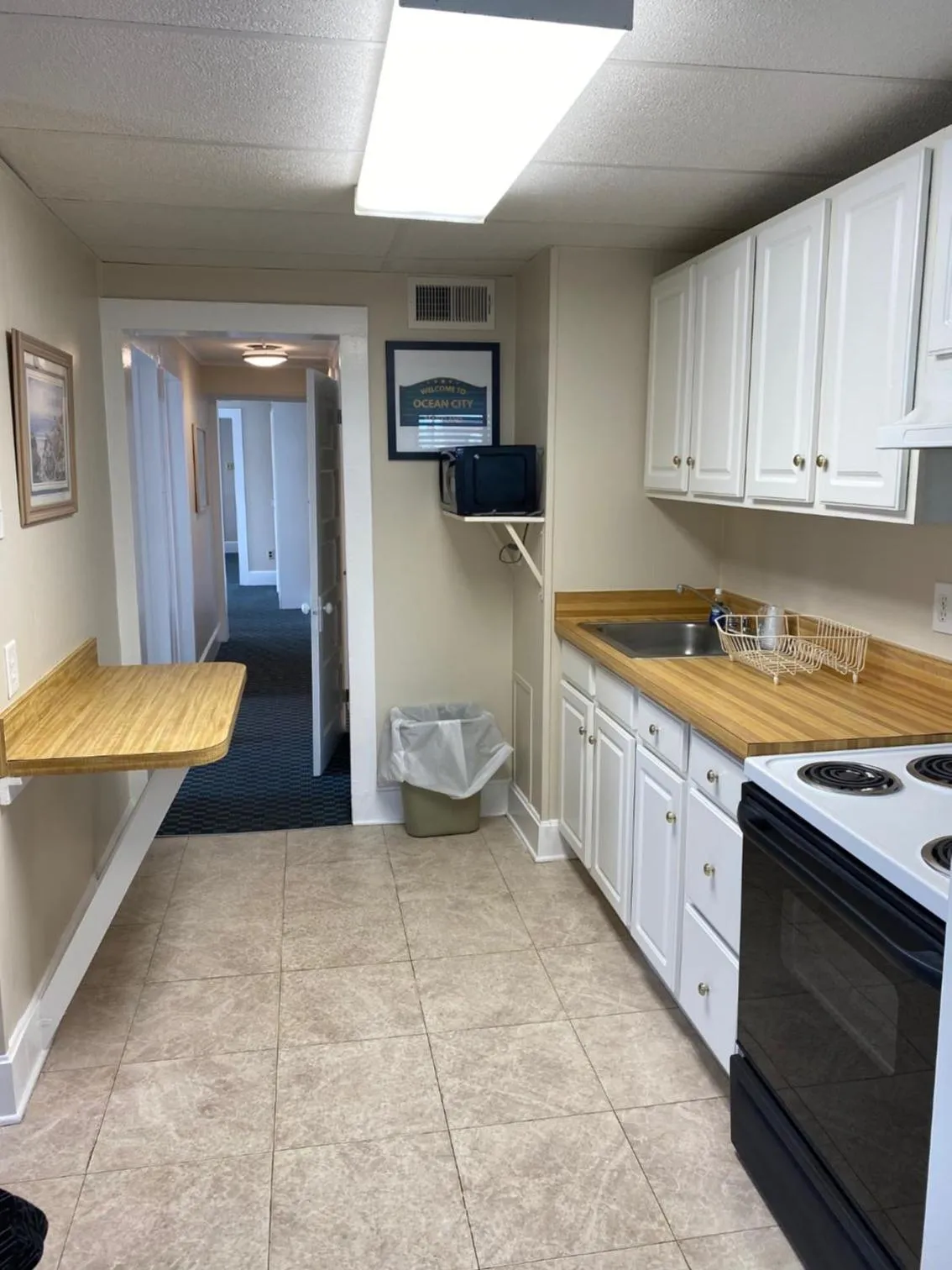 Kitchen or kitchenette in The Admiral Hotel/Motel