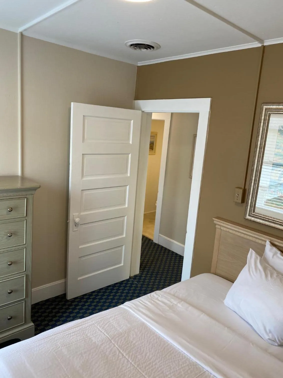 Bedroom, Bed in The Admiral Hotel/Motel