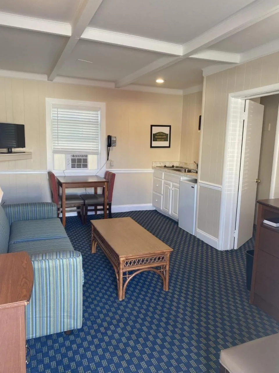 Photo of the whole room, Bed in The Admiral Hotel/Motel