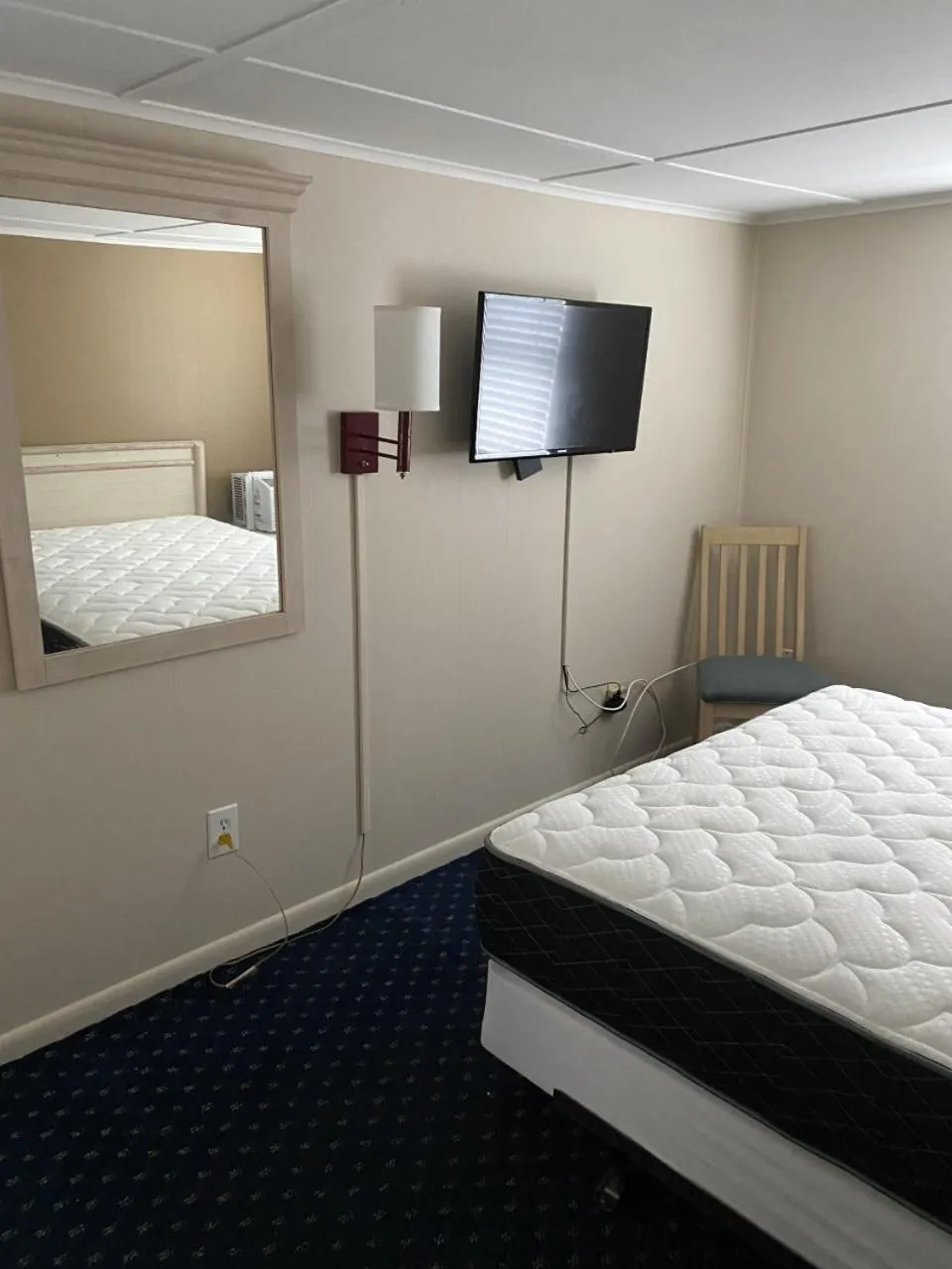 Bedroom, Bed in The Admiral Hotel/Motel