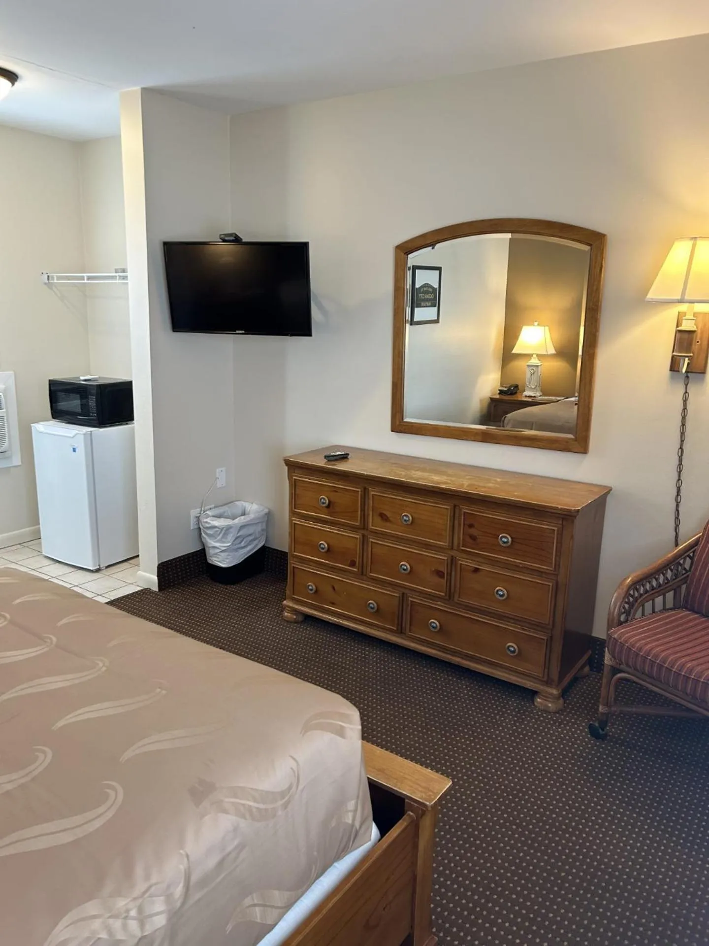 Photo of the whole room, Bed in The Admiral Hotel/Motel