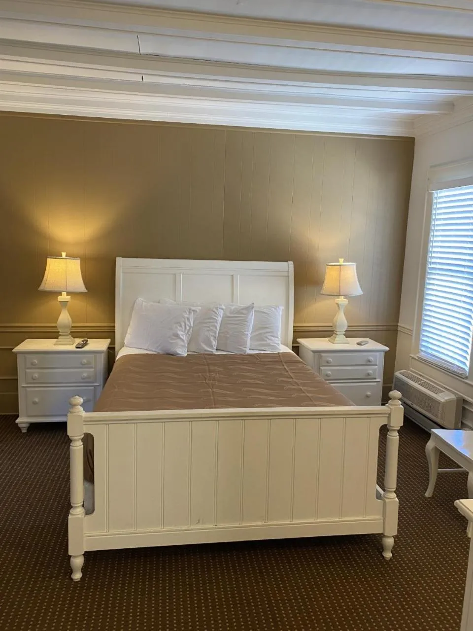 Bedroom, Bed in The Admiral Hotel/Motel