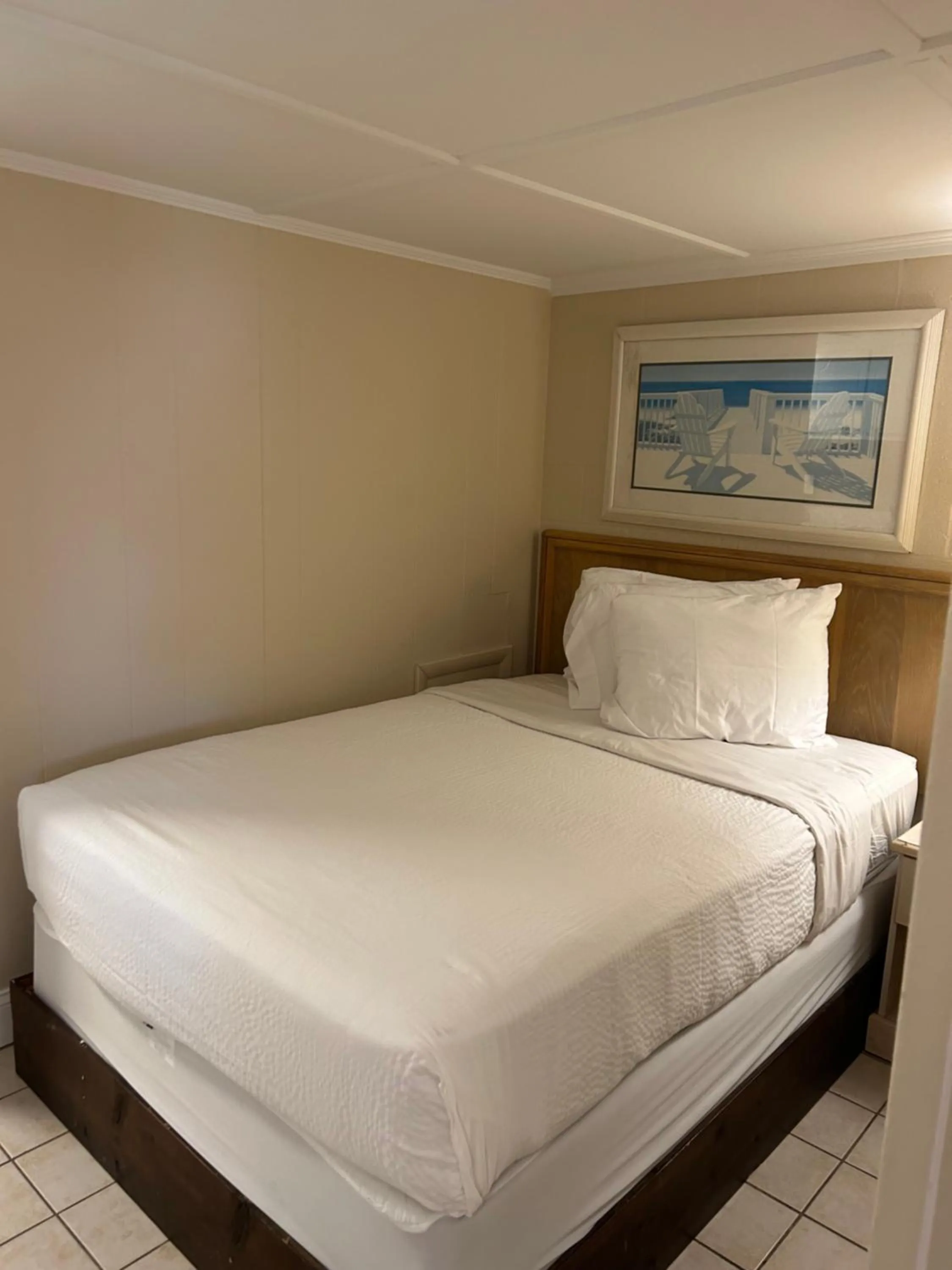 Photo of the whole room, Bed in The Admiral Hotel/Motel